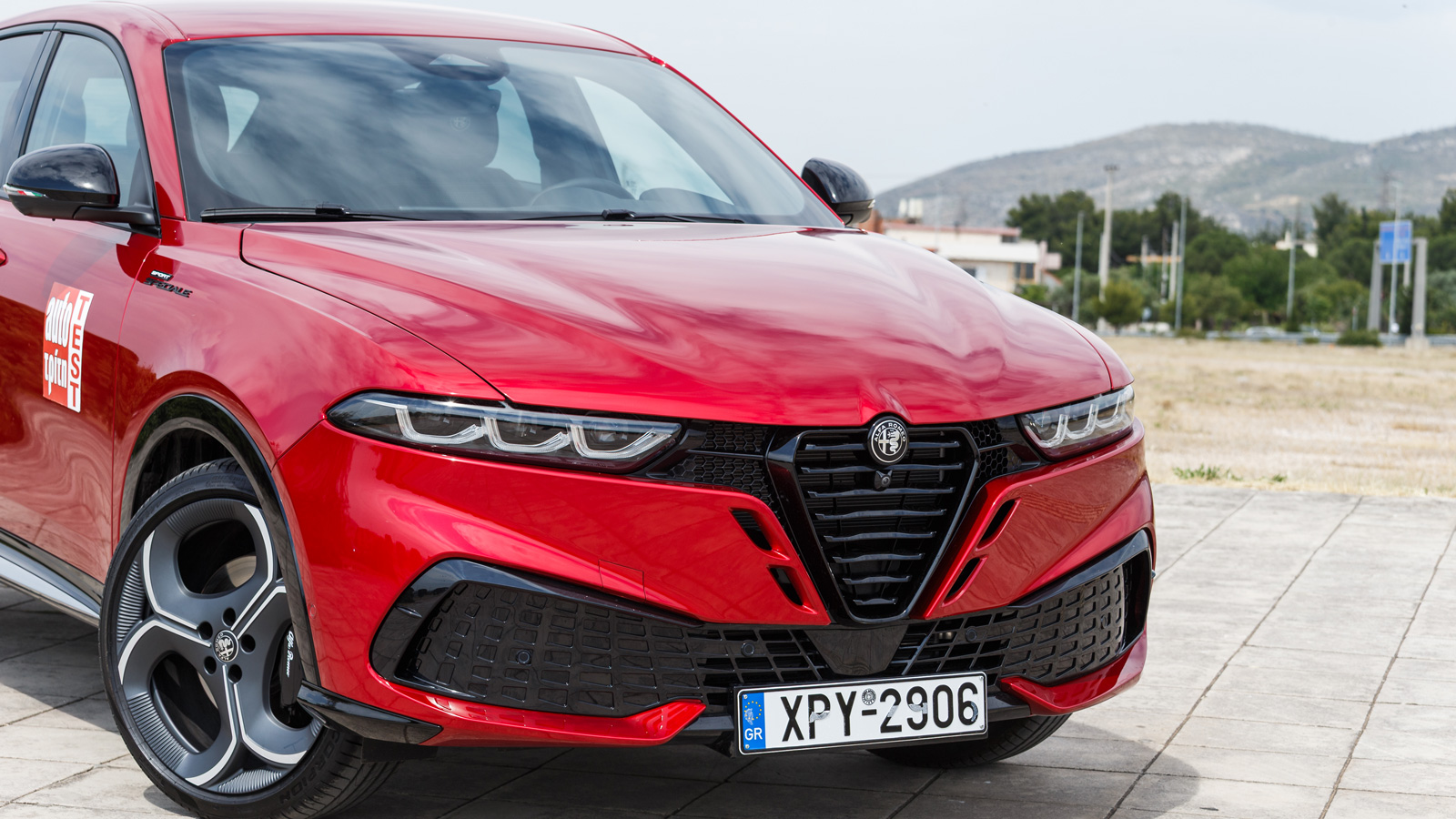 Το νέο Trilobe της Alfa Romeo Tonale facelift δίνει έμφαση στον οριζόντιο άξονα, ενώ αισθητή είναι και η επανατοποθέτηση της πινακίδας στο κέντρο της μάσκας. Το νέο Trilobe της Alfa Romeo Tonale facelift δίνει έμφαση στον οριζόντιο άξονα, ενώ αισθητή είναι και η επανατοποθέτηση της πινακίδας στο κέντρο της μάσκας.