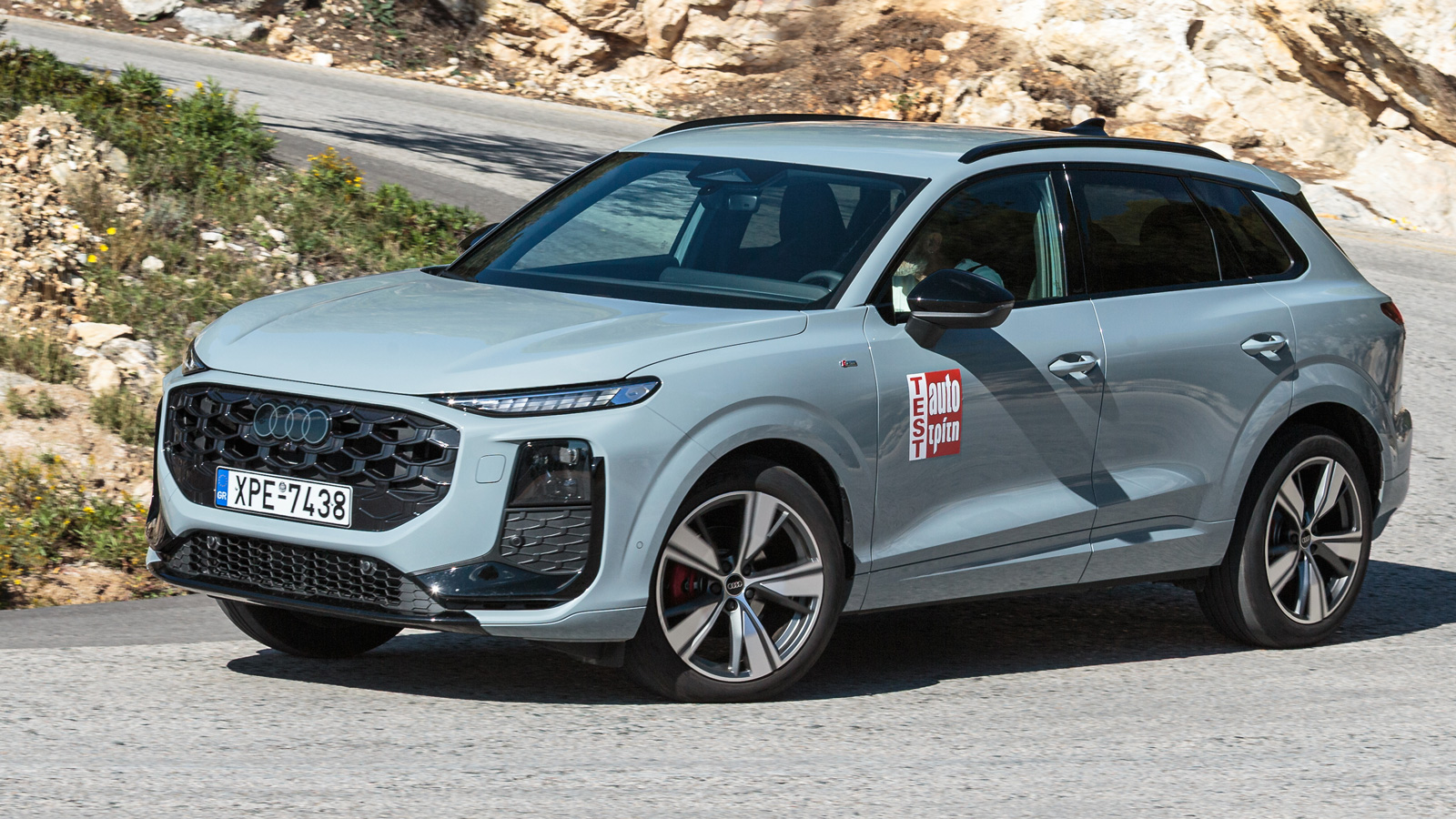 Σε συνδυασμό με τους τροχούς των 19 ιντσών του «δικού μας» Audi Q3 και τα φαρδιά μετατρόχια (ίδια με πριν), η μηχανική πρόσφυση είναι υψηλή και η κλίση συγκρατημένη με αποτέλεσμα το σύνολο να στρίβει 