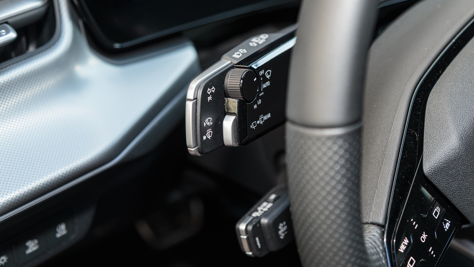 Eκτός από τα αφρώδη πλαστικά στο ταμπλό, κάτι που πάντως δεν επηρεάζει την premium στόχευση του μοντέλου, έχουν «εξαφανιστεί» οι κλασικοί μοχλοί πίσω από το τιμόνι για υαλοκαθαριστήρες και φλας. 