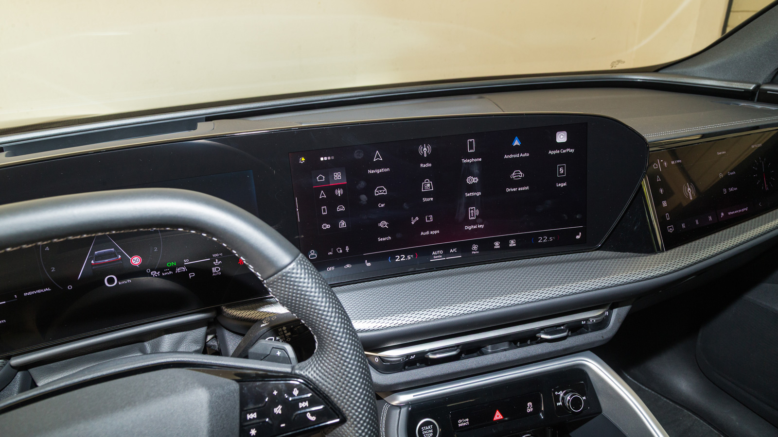 Το κυρτό ψηφιακό πάνελ που ενσωματώνει πίνακα οργάνων και οθόνη αφής κερδίζει τις εντυπώσεις, ενώ για πρώτη φορά προσφέρεται και 3η οθόνη μπροστά από το συνοδηγό. 