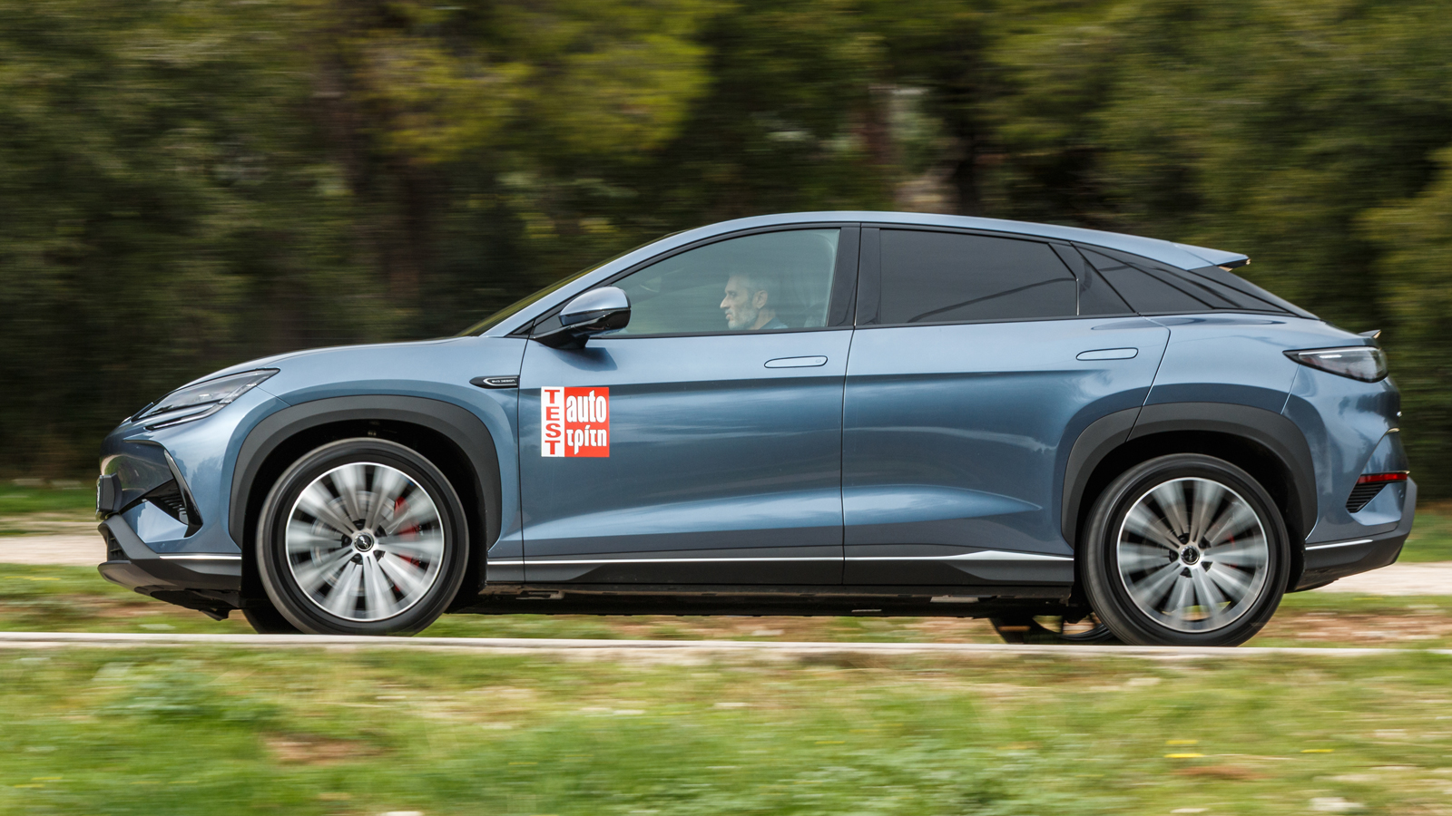 Η εκρηκτική επιτάχυνση των 4,5 δλ. στο 0-100 χλμ./ώρα «βγάζει» μάτια σε ένα ηλεκτρικό 2,5 τόνων, με τις μετρήσεις μας να συμφωνούν με την υπόσχεση της BYD, η οποία μάλιστα προσθέτει το νούμερο αυτό στ