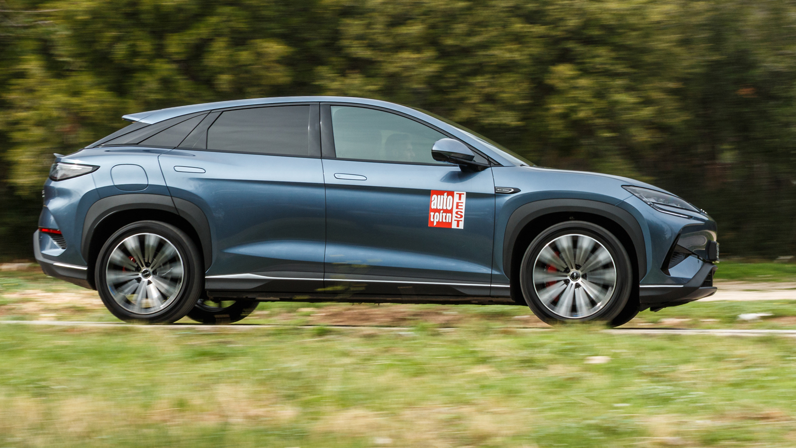 Η ηλεκτρονικά ελεγχόμενη και ανεξάρτητη σε όλους τους τροχούς ανάρτηση ισορροπεί εξαιρετικά ανάμεσα στη σφιχτή ρύθμιση για έλεγχο της κλίσης από τη μια και στην ενδοτικότητα από την άλλη.