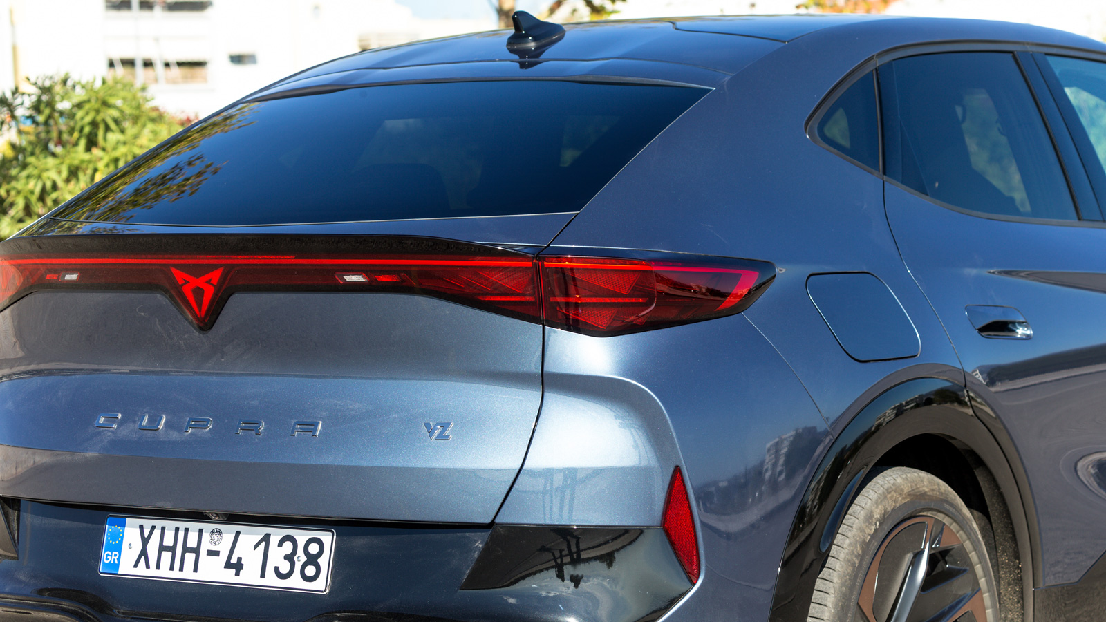 Τα εμπρός και πίσω λογότυπα είναι φωτιζόμενα, οι ζάντες πανέμορφες. Τα εμπρός και πίσω λογότυπα είναι φωτιζόμενα, οι ζάντες πανέμορφες.