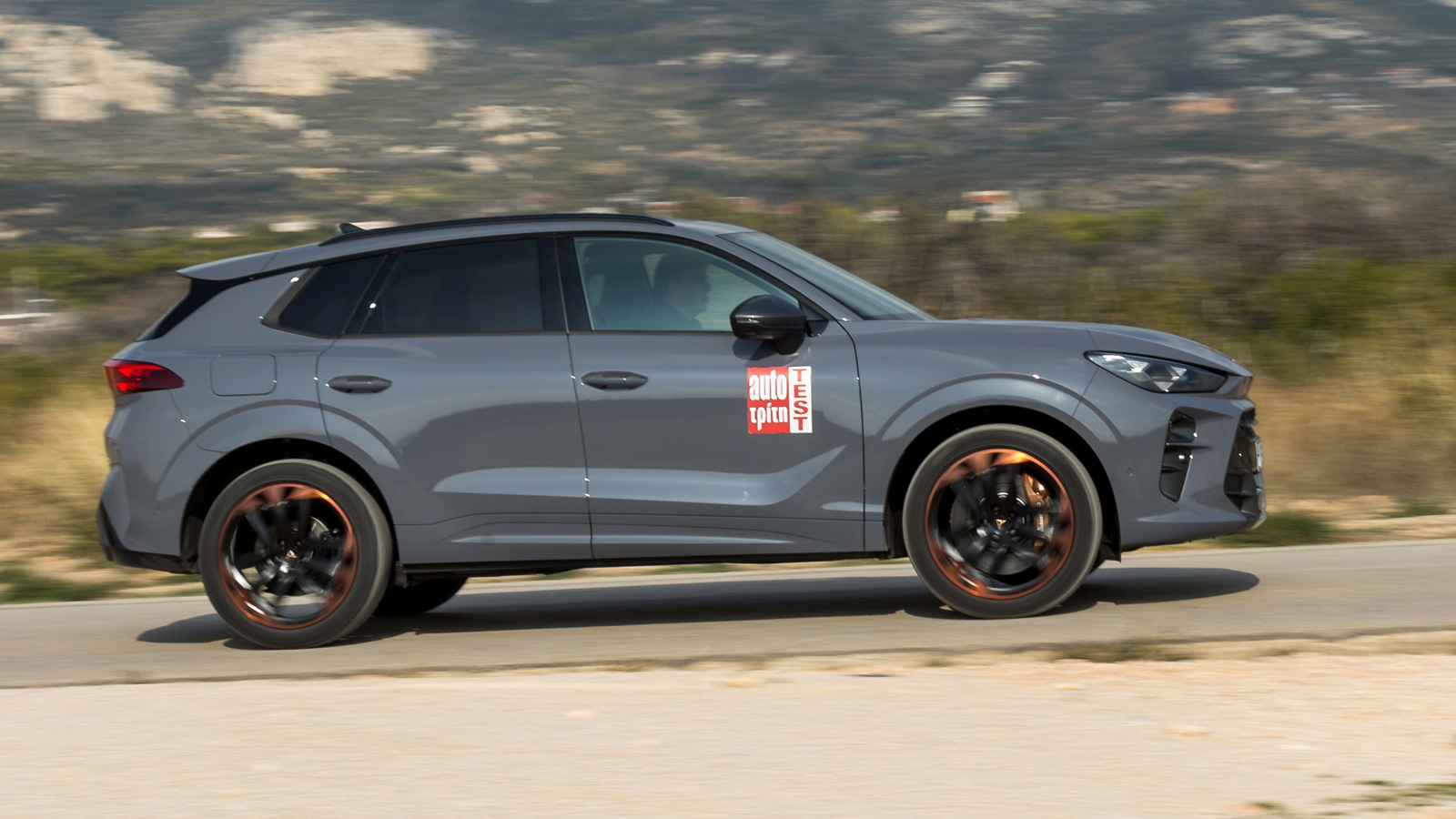 Ο 2λιτρος turbo κινητήρας των 265 ίππων δεν έχει καμίας μορφής εξηλεκτρισμό. Προσφέρει δυνατές επιταχύνσεις (οι μετρήσεις μας επαλήθευσαν τα 5,9 δλ. που υπόσχεται η CUPRA για το 0-100) και τρομερές ρε