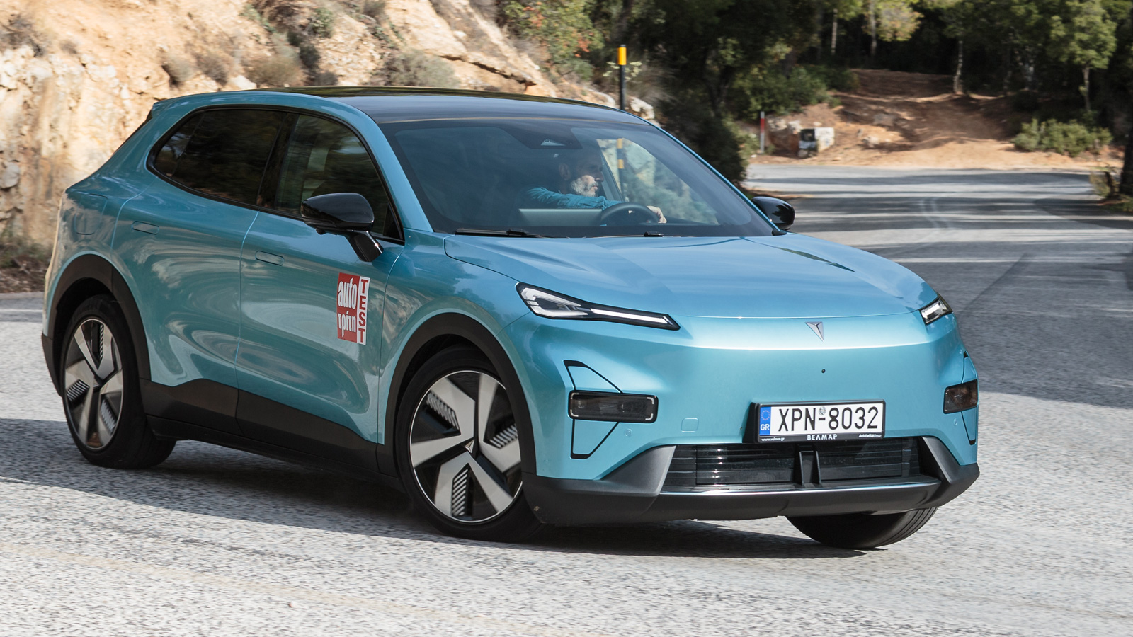 Η ανάρτηση (γόνατα ΜακΦέρσον εμπρός και άξονας πολλαπλών συνδέσμων πίσω) έχει σφιχτή ρύθμιση ελέγχοντας αποτελεσματικά το βάρος και τις κινήσεις αμαξώματος που προκύπτουν από την δυνάμεις που ασκούντα