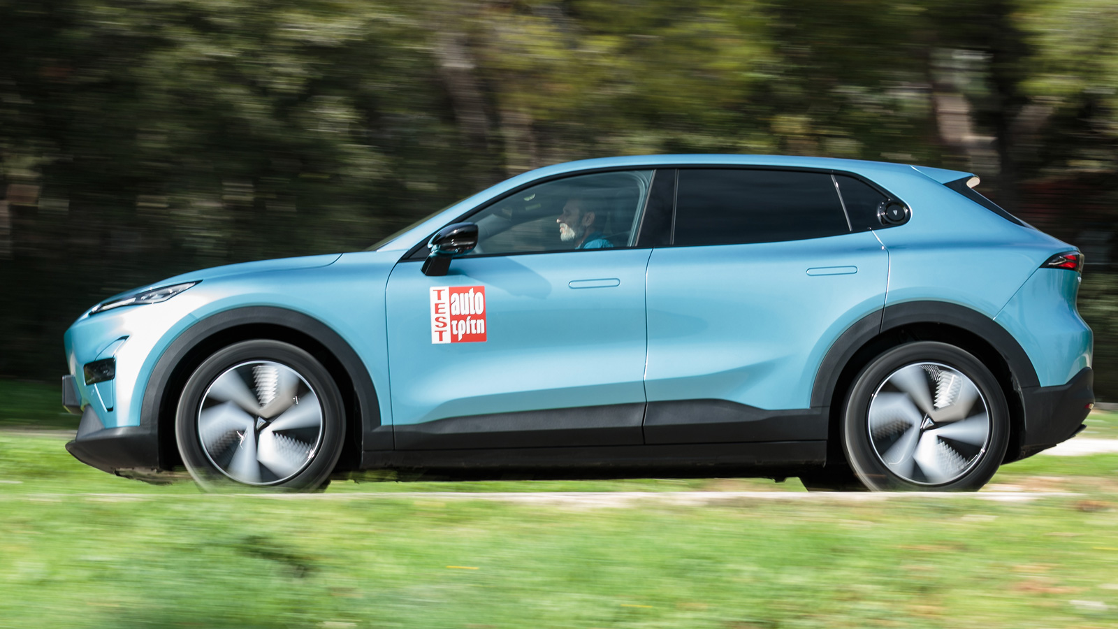 Ο οδηγός λαμβάνει από τιμόνι και ανάρτηση την αίσθηση και την ακρίβεια που χρειάζεται για να κινηθεί σβέλτα. 