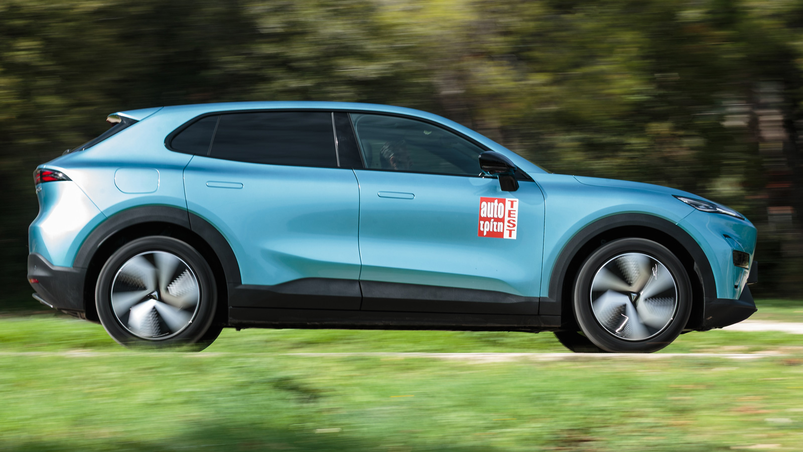 Στην πράξη το σύνολο χαρακτηρίζεται από τη γραμμική και χωρίς ξεσπάσματα, λειτουργία με τις επιδόσεις να είναι ιδιαίτερα δυναμικές, τη στιγμή που η πραγματική μέση αυτονομία είναι γύρω στα 400 χιλιόμε