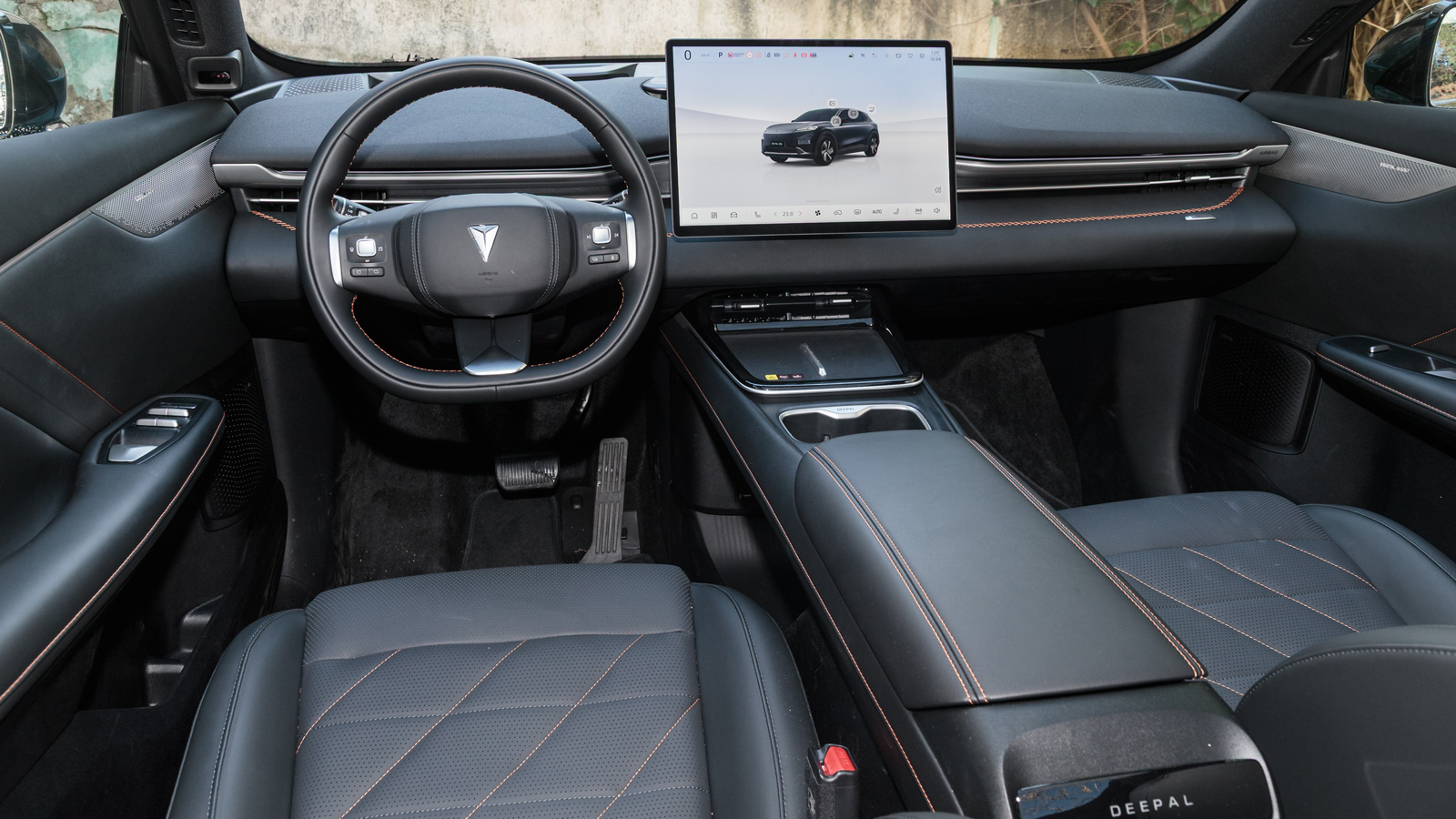 Το εσωτερικό ξεχωρίζει για την ποιότητα κατασκευής του και τα premium στοιχεία που διαθέτει, αλλά και την πληρότητα στον εξοπλισμό του.