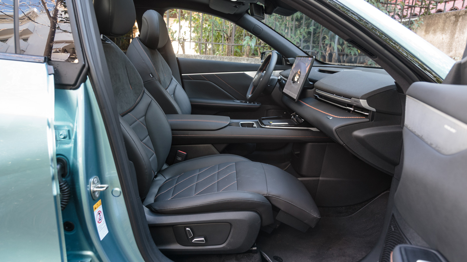 Το κάθισμα του συνοδηγού γίνεται... ξαπλώστρα.