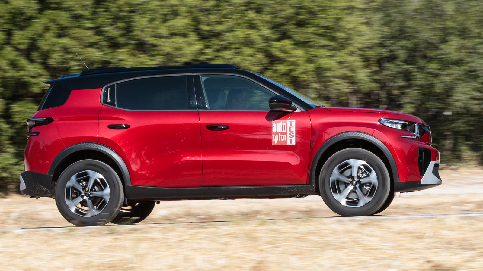 Το ήπια υβριδικό C3 Aircross δείχνει πολύ «ώριμο» στην οδήγηση χάρη στη στάνταρ ανάρτηση με τα διπλά προοδευτικά υδραυλικά «στοπ» (Progressive Hydraylic Cushions): Συνδυάζει την υψηλή ποιότητα κύλισης