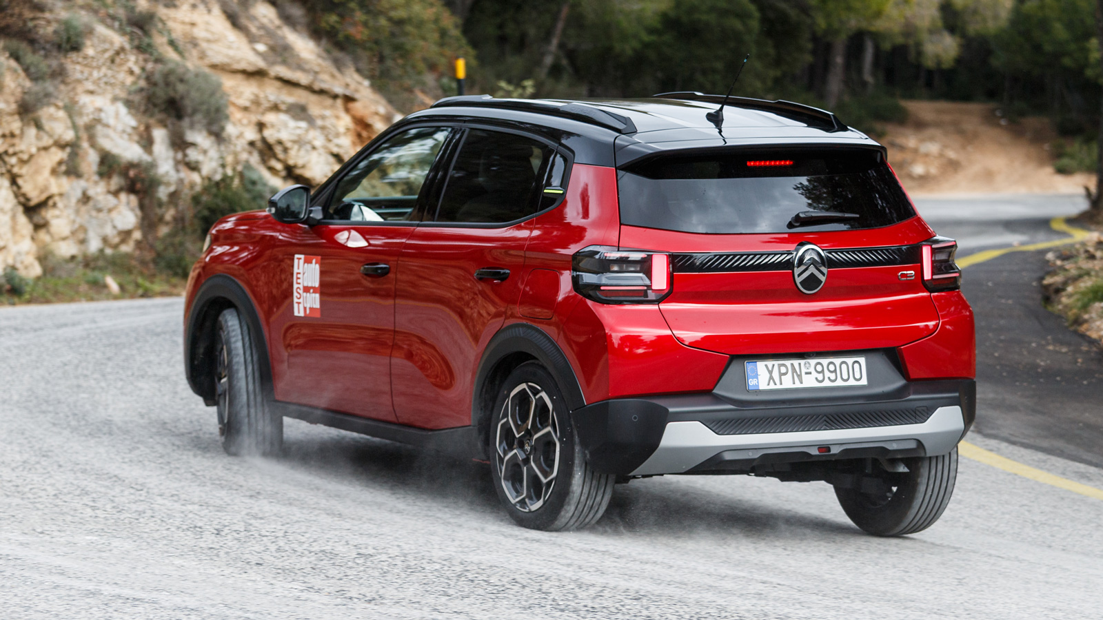 H ανάρτηση Citroen Advanced Comfort, με τα προοδευτικά υδραυλικά «στόπ» (Progressive Hydraulic Cushions) έχει σαν πρακτικό αποτέλεσμα το αποτελεσματικό «φιλτράρισμα» των κακοτεχνιών του δρόμου, χωρίς το σύνολο να είναι πλαδαρό ή άτσαλο στη γρήγορη οδήγηση.