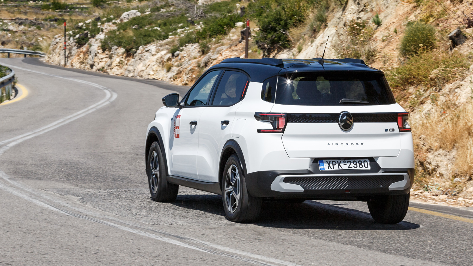 Το Citroen e-C3 Aircross μπορεί να περάσει με άνεση πάνω από κακοτράχαλο οδόστρωμα και ταυτόχρονα να ακολουθήσει το σβέλτο τέμπο που ίσως ζητήσει ο οδηγός και όσο φυσικά επιτρέπει το ελαφρύ σε βάρος τιμόνι.