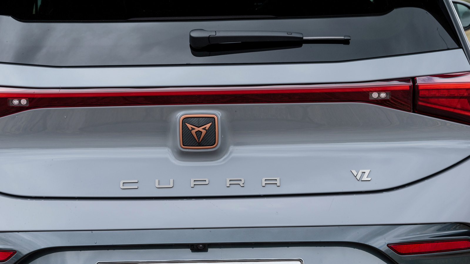 Η αιχμηρή σχεδίαση του Cupra Born ταιριάζει απόλυτα με το hot ταμπεραμέντο της έκδοση VZ με τα 326 άλογα. 