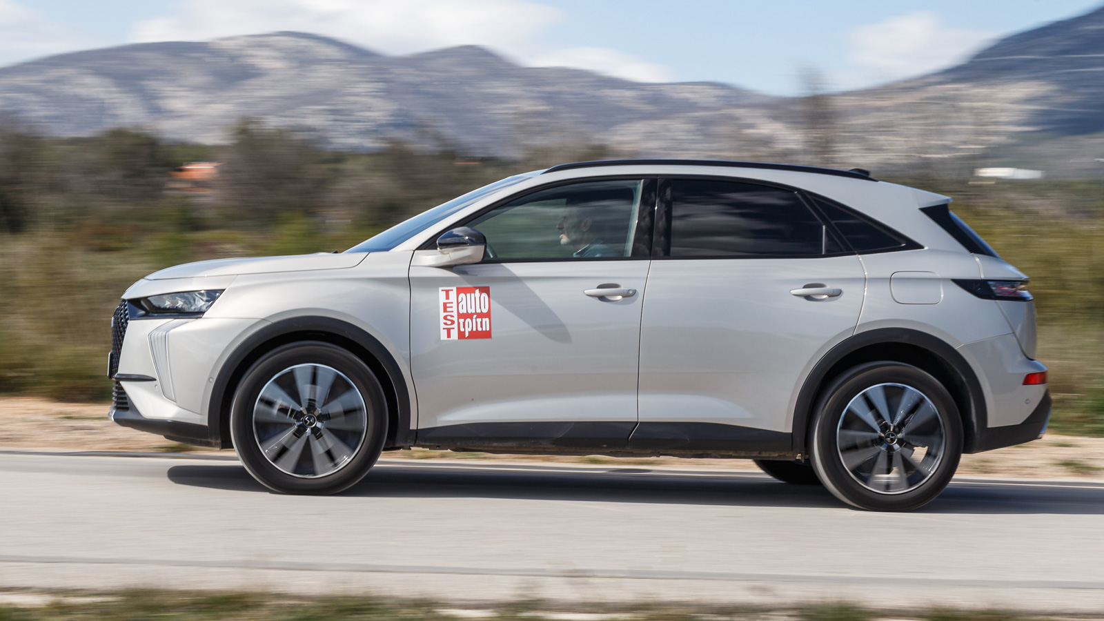 Το κύριο πλεονέκτημα του DS 7 E-Tense είναι η ποιότητα κύλισης που εξασφαλίζει η ηλεκτρονικά ελεγχόμενη ανάρτηση που «σκανάρει» το δρόμο και το χαμηλό επίπεδο θορύβου στην καμπίνα