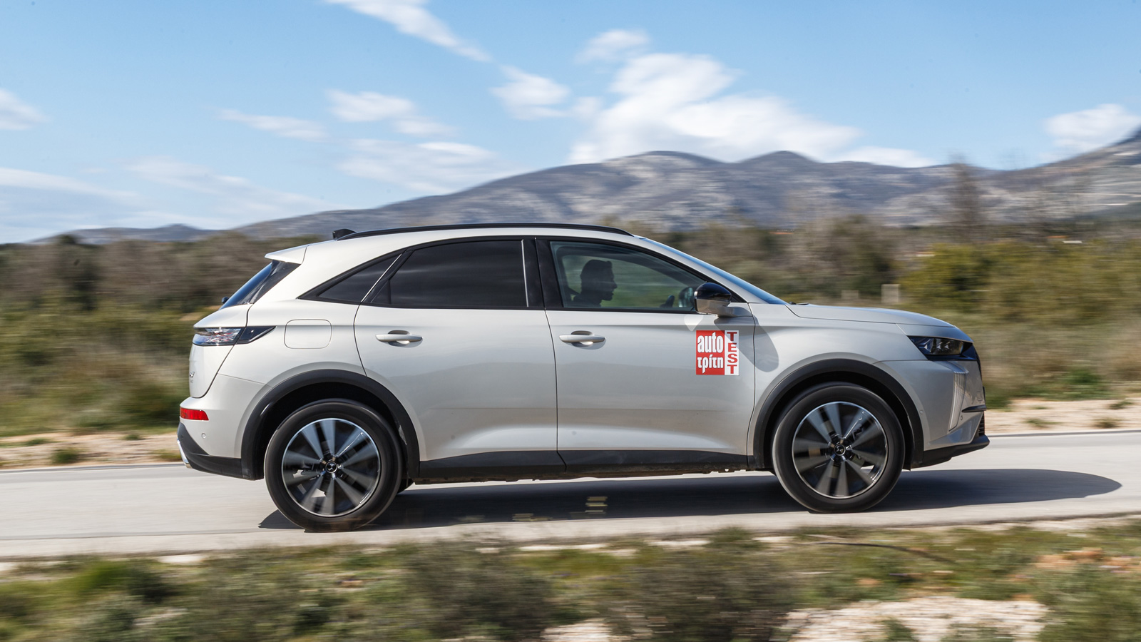 Οι 300 ίπποι από το plug-in υβριδικό σύστημα προσφέρουν δυναμικές επιδόσεις, οι οποίες όμως συνδυάζονται με κατανάλωση γύρω στα 6 λτ./100 χλμ.. Η μικρή σχετικά μπαταρία περιορίζει την ηλεκτρική αυτονο