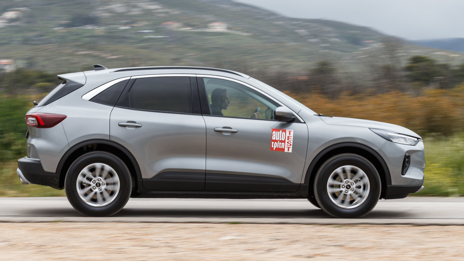 Το υβριδικό σύστημα του Ford Kuga αποδίδει 180 ίππους και προσφέρει δυναμικές επιδόσεις με χαμηλή κατανάλωση, που δεν ξεπερνά τα 6 λτ./100 χλμ.. Στην πόλη χωρίς ιδιαίτερο κόπο πέφτει και κάτω από τα 5