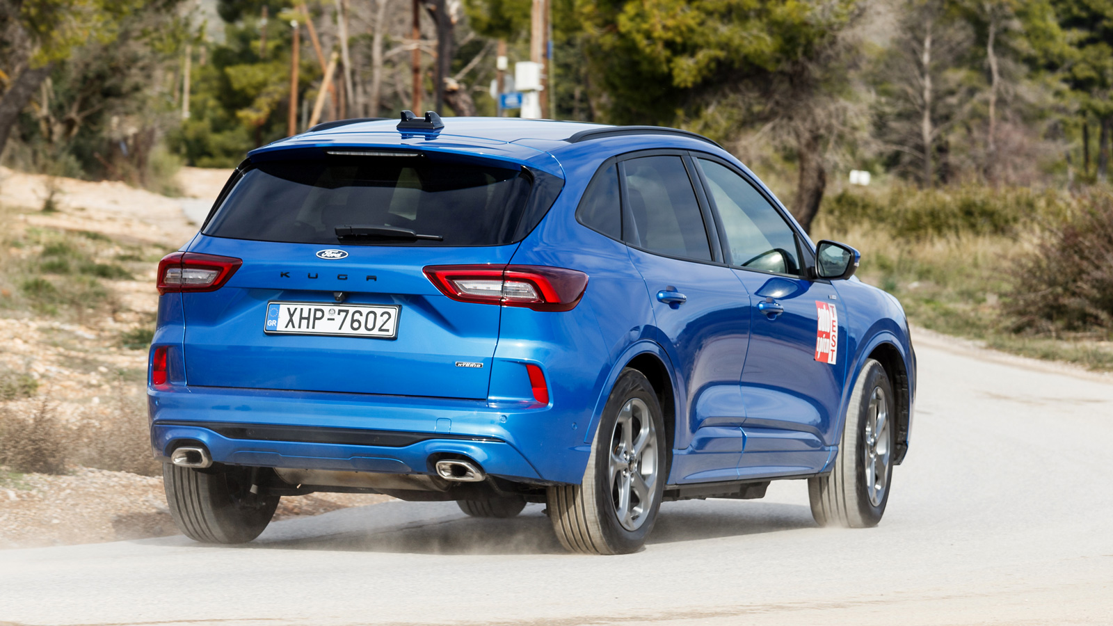 Πολύ πιο σικ η εμφάνιση του ανανεωμένου Ford Kuga, με την plug-in έκδοση να ξεχωρίζει από τη θύρα φόρτισης στο εμπρός αριστερό φτερό.
