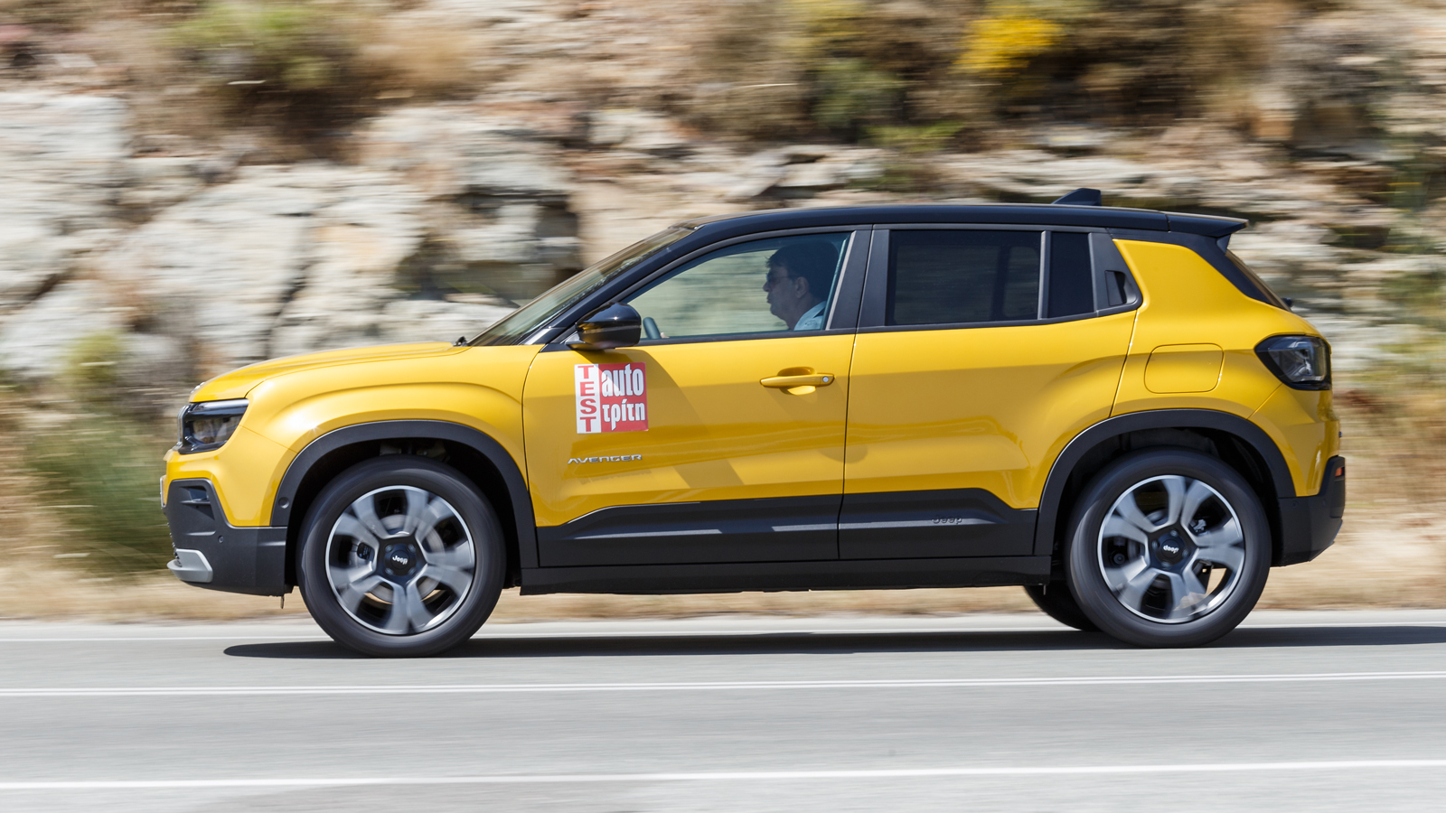 To Avenger είναι το πρώτο προσθιοκίνητο Jeep. το οποίο εφοδιάζεται με τα συστήματα Selec-Terrain (προσαρμόζει βασικές λειτουργίες και ηλεκτρονικά ανάλογα με το έδαφος κίνησης) και Σύστημα ελέγχου κατάβασης Hill Descent Control.