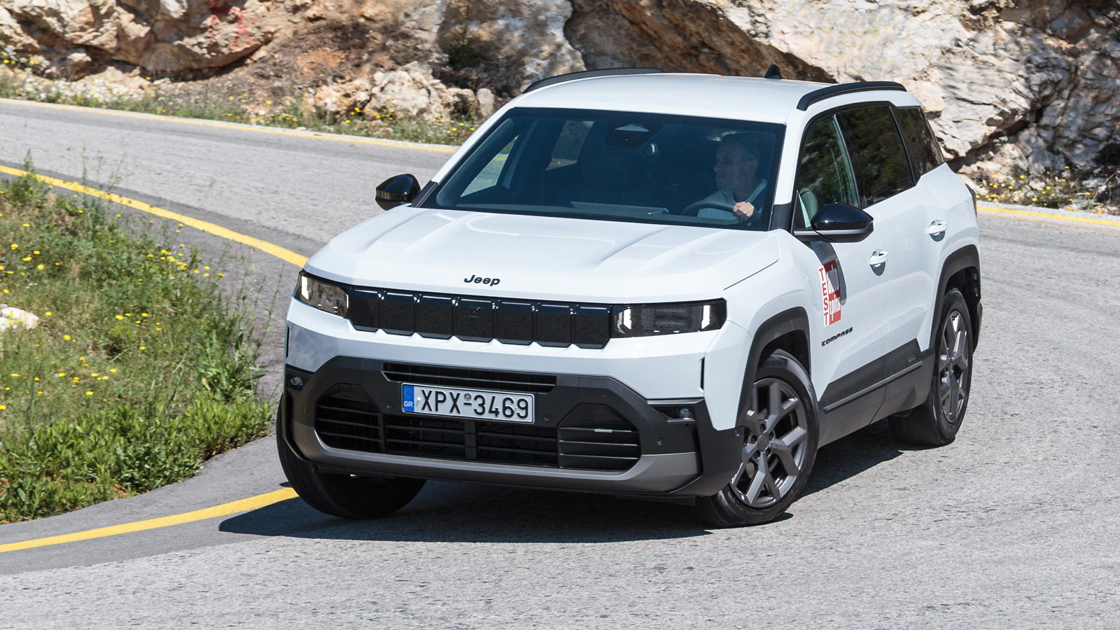 Το νέο Jeep Compass παρουσιάζει ισορροπημένο και προβλέψιμο χαρακτήρα με λογική κλίση και ελαφρύ τιμόνι, με ένα μπροστινό σύστημα που ακολουθεί χωρίς παραφωνίες τις εντολές του οδηγού. Το νέο Jeep Compass παρουσιάζει ισορροπημένο και προβλέψιμο χαρακτήρα με λογική κλίση και ελαφρύ τιμόνι, με ένα μπροστινό σύστημα που ακολουθεί χωρίς παραφωνίες τις εντολές του οδηγού.