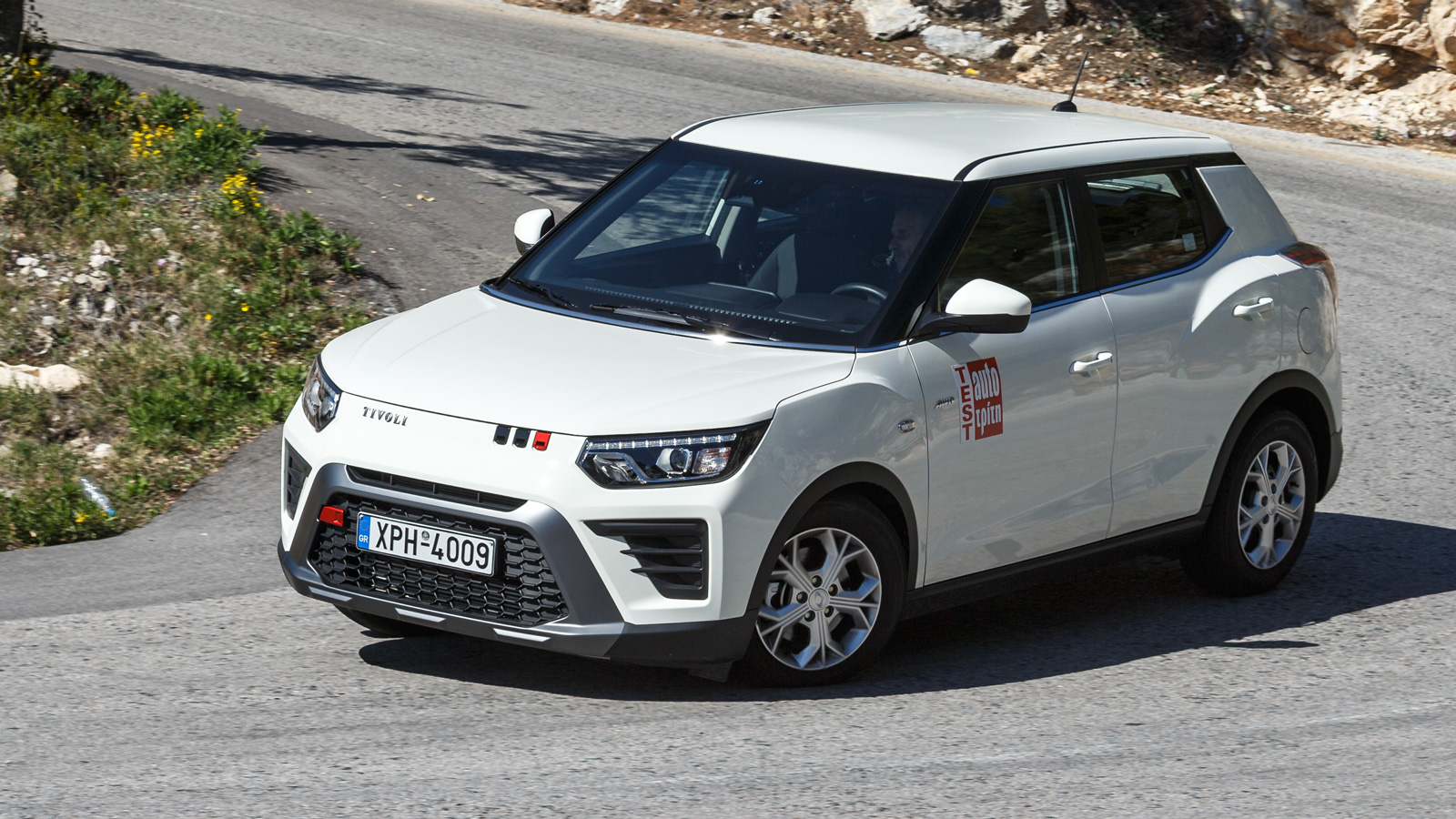 Τα ελαστικά έχουν μπόλικο «ψωμί» (προφίλ 65) και συνδυαστικά με τη μαλακή ανάρτηση οι ανωμαλίες του δρόμου, λειαίνονται ικανοποιητικά, αν και όχι απόλυτα αθόρυβα. Τα ελαστικά έχουν μπόλικο «ψωμί» (προφίλ 65) και συνδυαστικά με τη μαλακή ανάρτηση οι ανωμαλίες του δρόμου, λειαίνονται ικανοποιητικά, αν και όχι απόλυτα αθόρυβα.