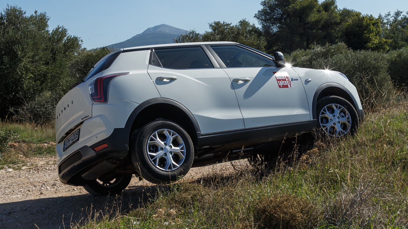 Χάρη στη μόνιμη τετρακίνηση και το full πακέτο ηλεκτρονικών συστημάτων ασφαλείας, τα περιθώρια πρόσφυσης είναι εντυπωσιακά υψηλά εξασφαλίζοντας μια απόλυτα ουδέτερη συμπεριφορά ακόμα και σε ολισθηρό οδόστρωμα. Χάρη στη μόνιμη τετρακίνηση και το full πακέτο ηλεκτρονικών συστημάτων ασφαλείας, τα περιθώρια πρόσφυσης είναι εντυπωσιακά υψηλά εξασφαλίζοντας μια απόλυτα ουδέτερη συμπεριφορά ακόμα και σε ολισθηρό οδόστρωμα.