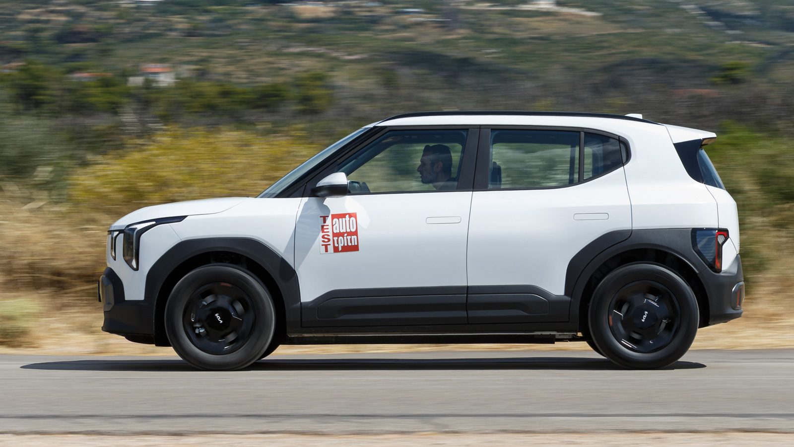 Στην πράξη το Kia EV2 των 147 ίππων επιταχύνει σβέλτα, κυρίως όμως γραμμικά και ομαλά. Στην πόλη, που είναι το στοιχείο του αυτοκινήτου, η πραγματική αυτονομία ξεπερνάει τα 350 χλμ.. Το μικρό ηλεκτρικ