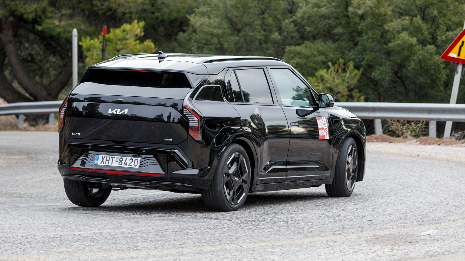 Το Kia EV3 επιταχύνει ομαλά, γραμμικά, χωρίς απότομα τινάγματα, εντελώς αθόρυβα και με άπλετη ορατότητα σε όλες τις κατευθύνσεις. Το Kia EV3 επιταχύνει ομαλά, γραμμικά, χωρίς απότομα τινάγματα, εντελώς αθόρυβα και με άπλετη ορατότητα σε όλες τις κατευθύνσεις.