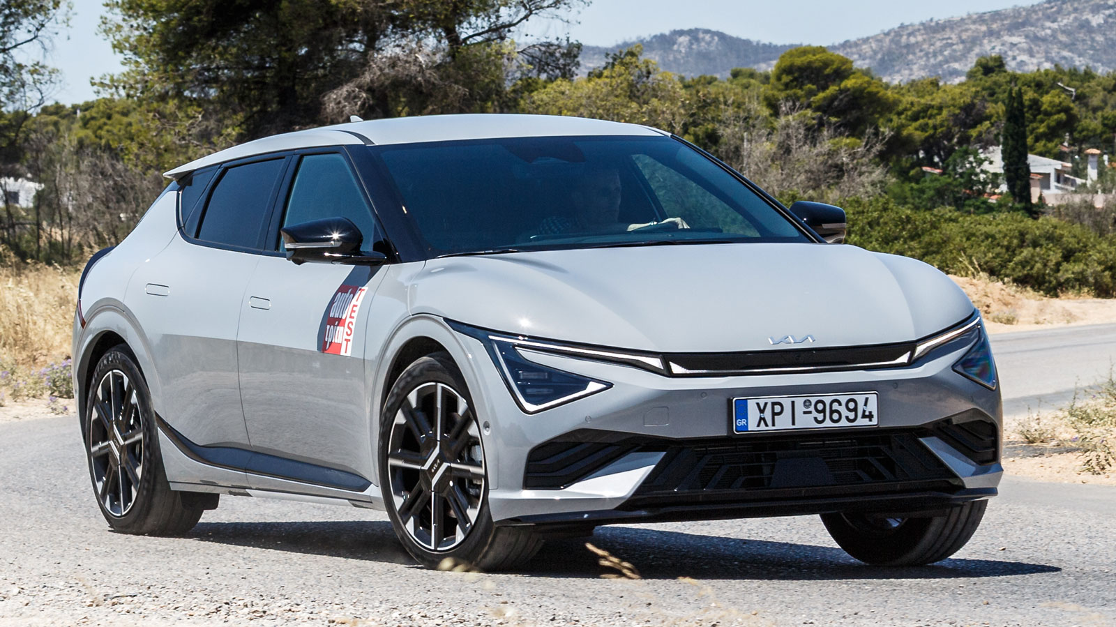 Το Kia EV6 συνεχίζει να είναι ένα σχετικά ευχάριστο και αποτελεσματικό ηλεκτρικό σύνολο με μπόλικη πρόσφυση και ενδιαφέρουσα οδηγική αίσθηση.