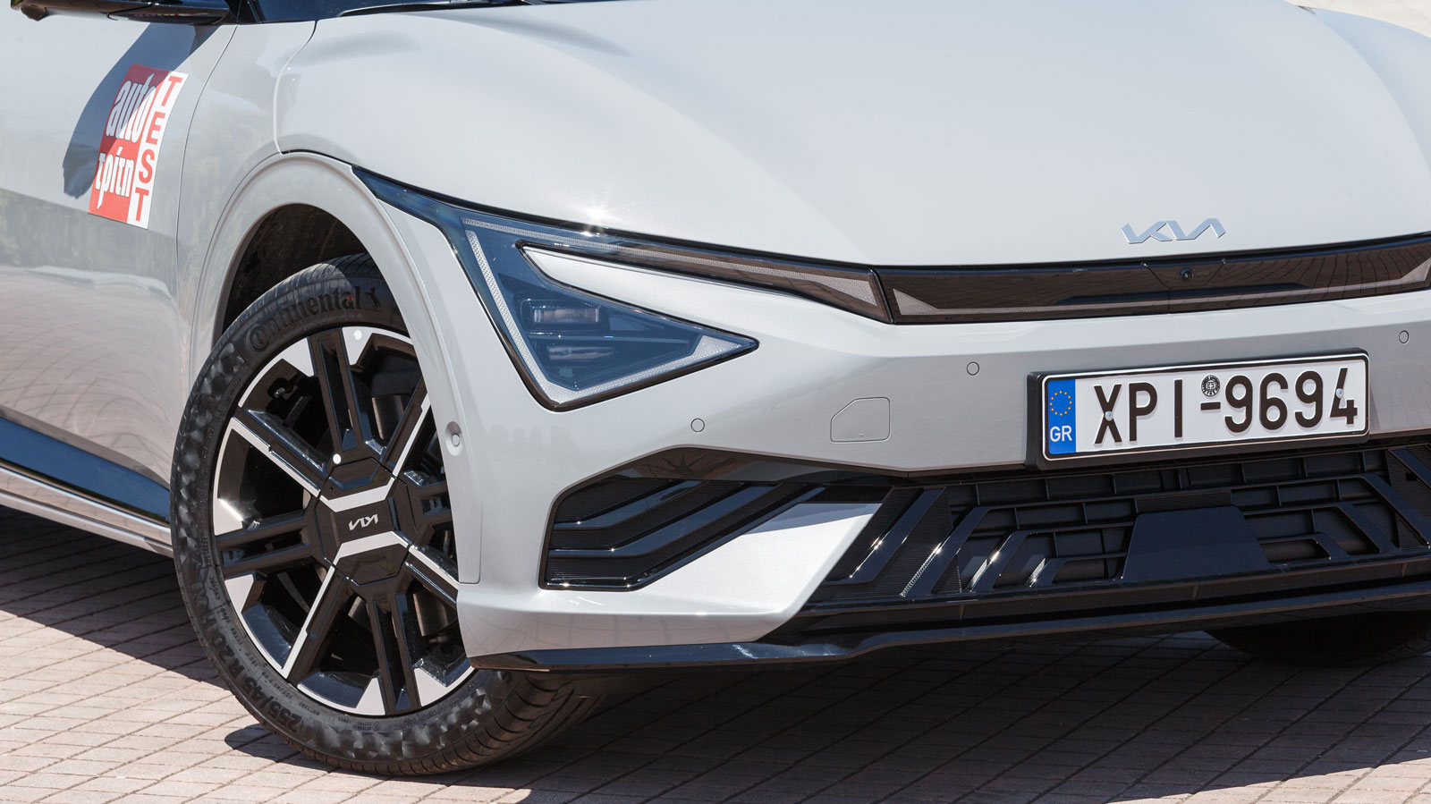 Φρεσκαρισμένο look για το EV6, με την Kia να φέρνει το μεσαίο ηλεκτρικό της crossover πιο κοντά στη νέα σχεδιαστική ταυτότητα της μάρκας. Τα γωνιώδη LED φώτα μπροστά είναι χαρακτηριστικά, όπως και οι 