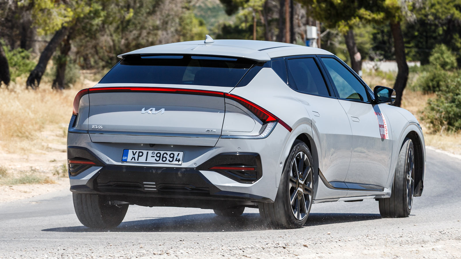 To Kia EV6 σε προδιαθέτει για σβέλτο ρυθμό κίνησης χρησιμοποιώντας και το ανάλογο driving mode. Καλοδεχούμενη η ρυθμιζόμενη ανάκτηση ενέργειας με paddles στο τιμόνι και λειτουργία one pedal.