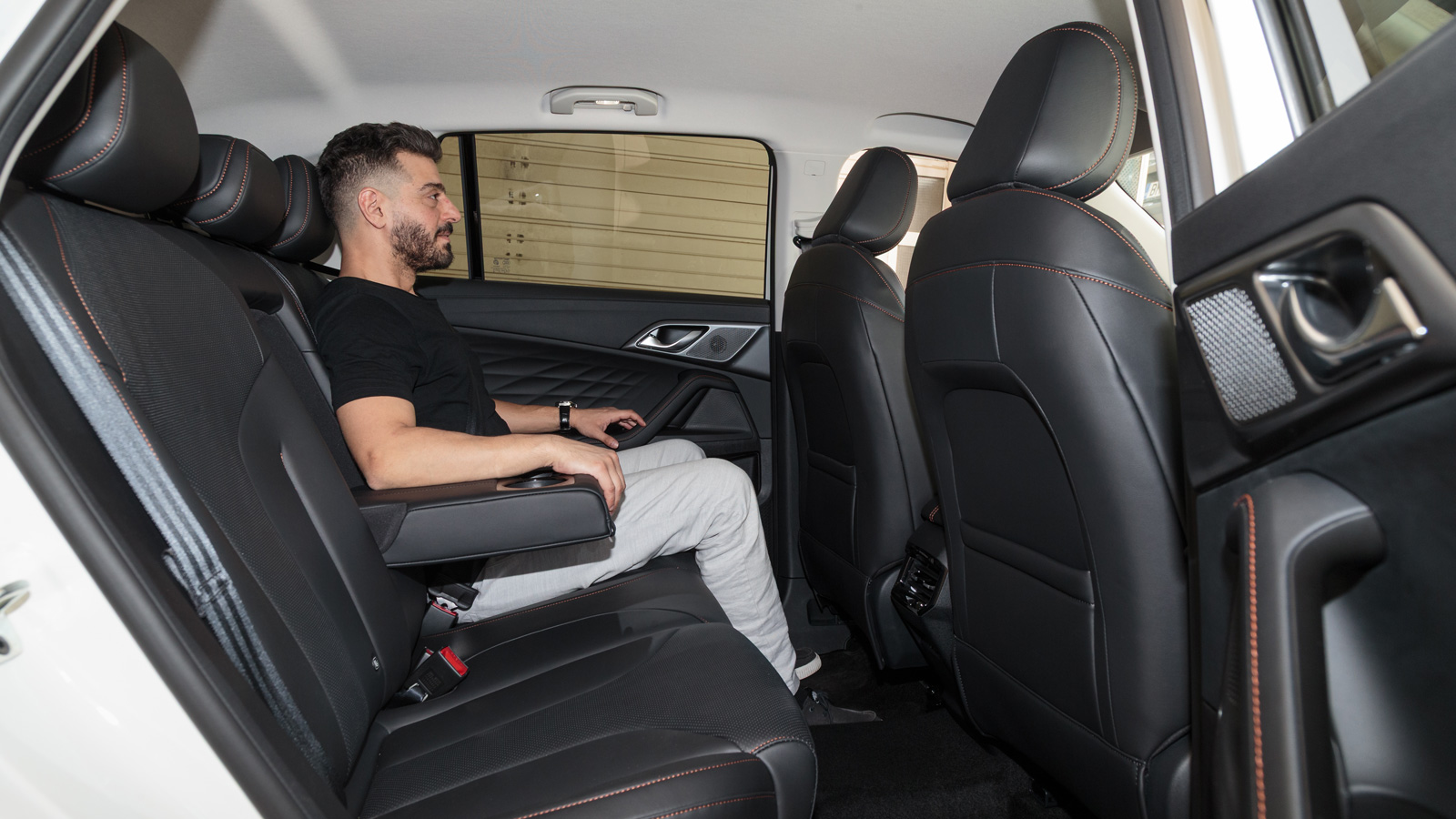 Αυτοκρατορικά θα κάτσουν οι πίσω επιβάτες, αφού με 24 εκ. αέρα για τα πόδια, θα βάλουν μέχρι και σταυροπόδι. Αυτοκρατορικά θα κάτσουν οι πίσω επιβάτες, αφού με 24 εκ. αέρα για τα πόδια, θα βάλουν μέχρι και σταυροπόδι.