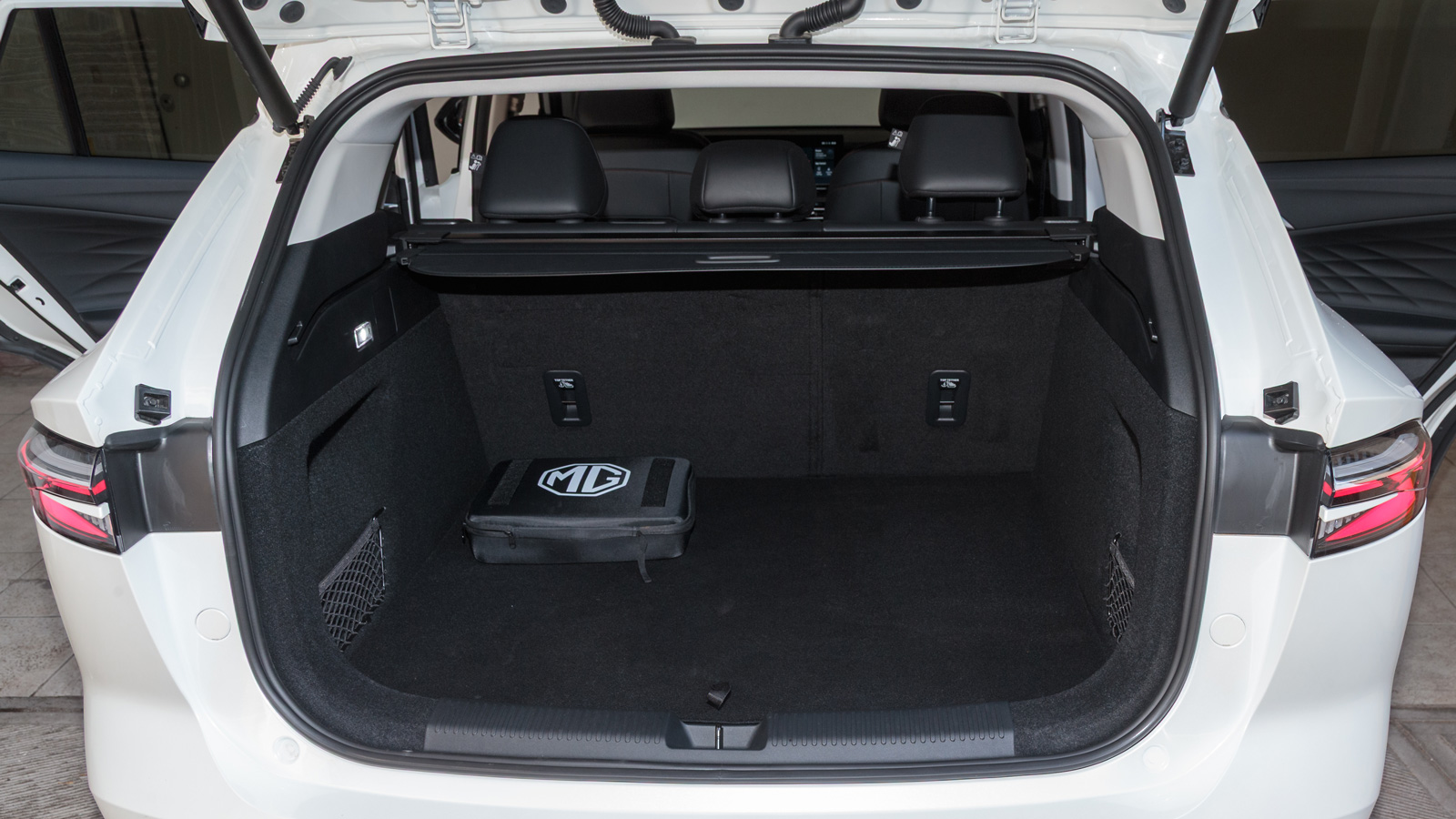 Ο χώρος αποσκευών του MG eHS είναι τετραγωνισμένος και χωρίς εσοχές από τους θόλους, συνεπώς και πλήρως εκμεταλλεύσιμος. Ο χώρος αποσκευών του MG eHS είναι τετραγωνισμένος και χωρίς εσοχές από τους θόλους, συνεπώς και πλήρως εκμεταλλεύσιμος.