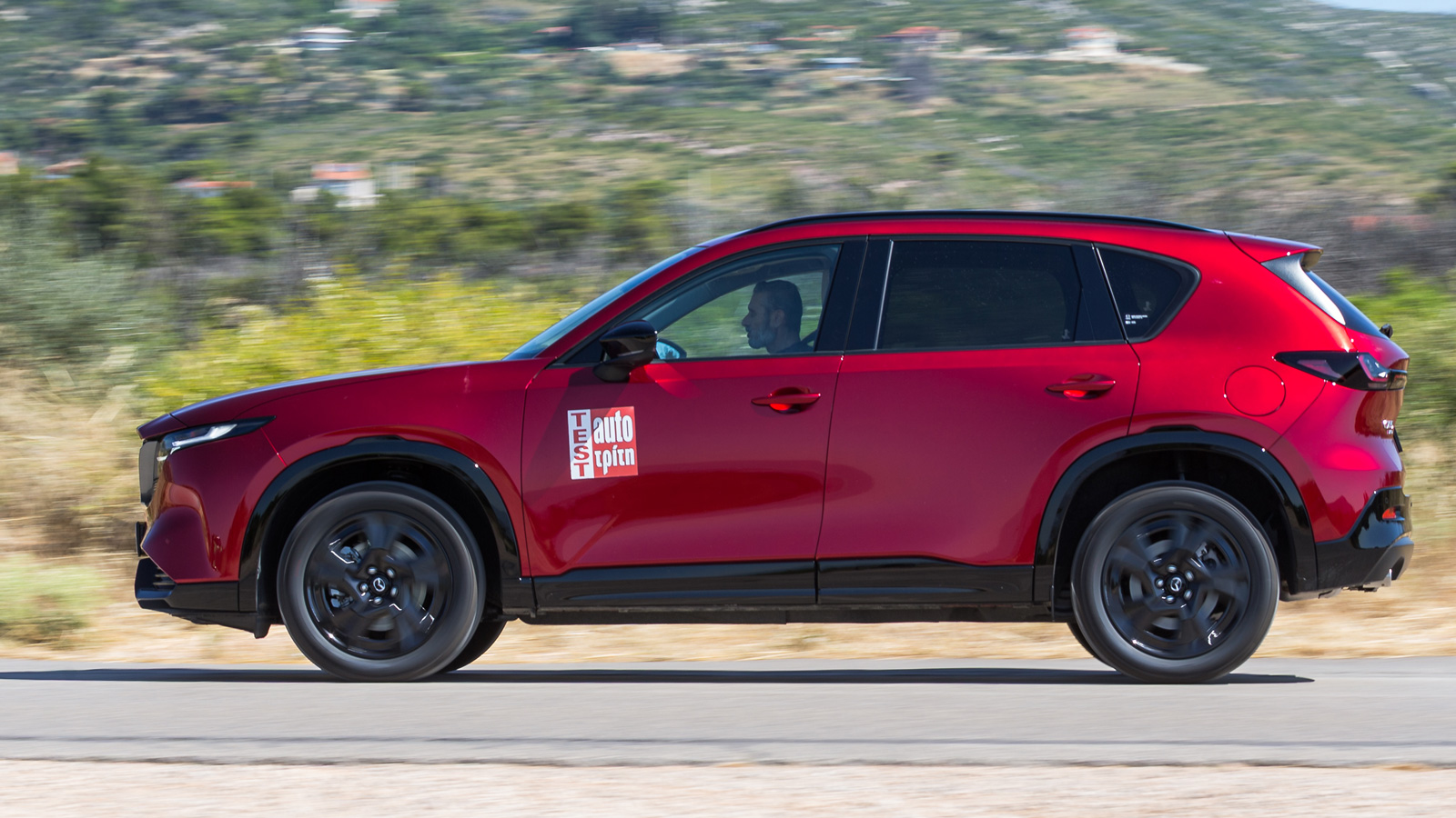 Το CX-5 έχει κινητήρα 2,5 λτ με απόδοση 141 ίππους. Είναι προφανές πως έχει δοθεί έμφαση στην ομαλή λειτουργία και τη γραμμική απόδοση ισχύος, με τις επιδόσεις να είναι επαρκείς. Η μέση κατανάλωση είν