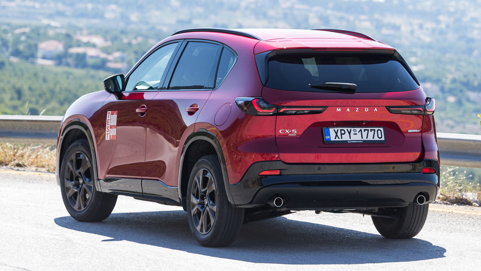 Το νέο Mazda CX-5 έχει τον τρόπο να εμπνέει τον οδηγό να πιέσει και να ευχαριστηθεί οδήγηση, έστω και αν μιλάμε για ένα οικογενειακό SUV από το οποίο πάντως θέλαμε περισσότερο «νεύρο». Το νέο Mazda CX-5 έχει τον τρόπο να εμπνέει τον οδηγό να πιέσει και να ευχαριστηθεί οδήγηση, έστω και αν μιλάμε για ένα οικογενειακό SUV από το οποίο πάντως θέλαμε περισσότερο «νεύρο».