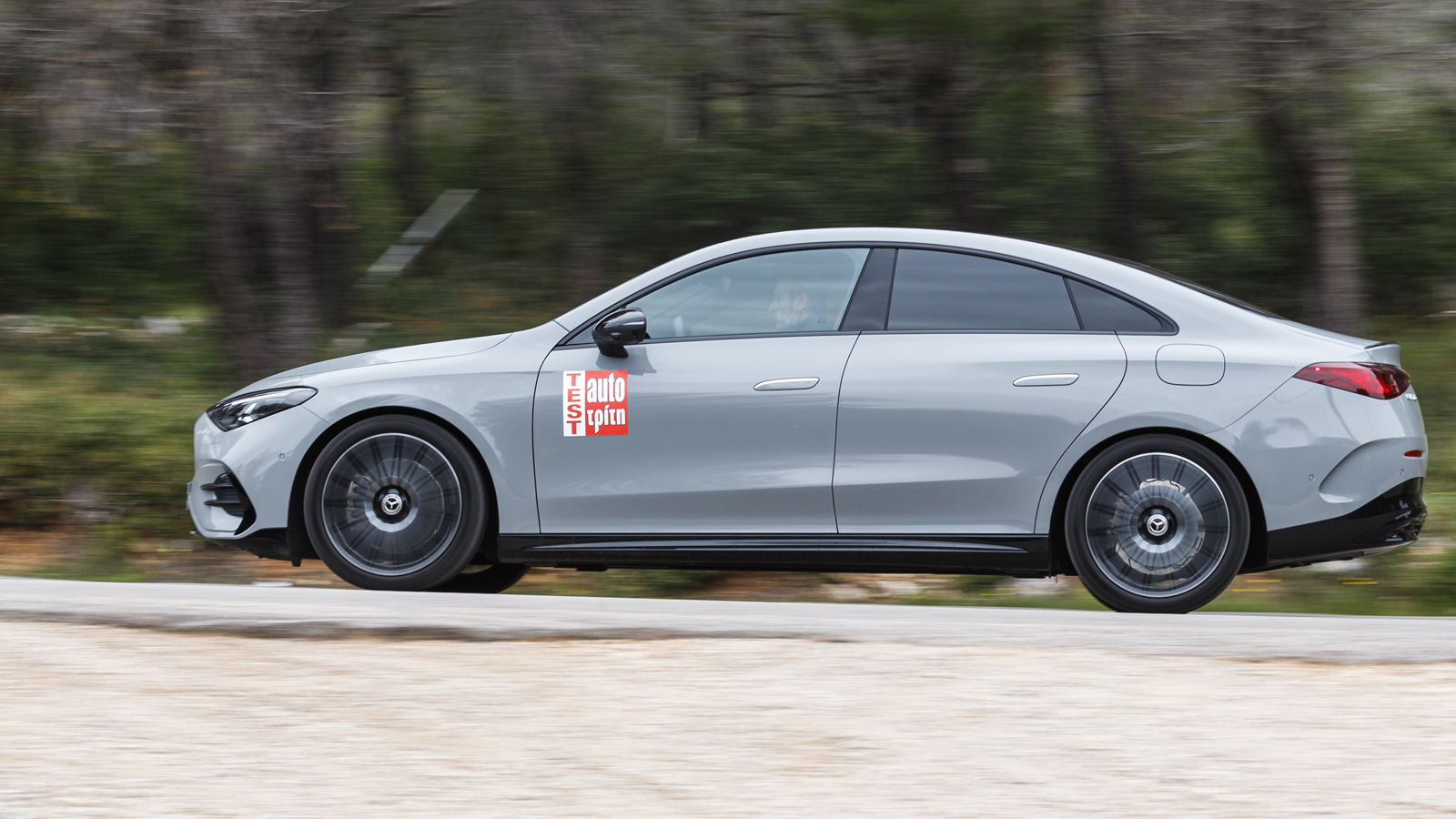 Κάτω από το καπό της Mercedes-Benz CLA 200 Hybrid υπάρχει ένα εξελιγμένο σύνολο που όμοιό του δεν υπάρχει μεταξύ άλλων ήπια υβριδικών μοντέλων. Η συνδυαστική απόδοση είναι 184 ίπποι που εξασφαλίζουν δ