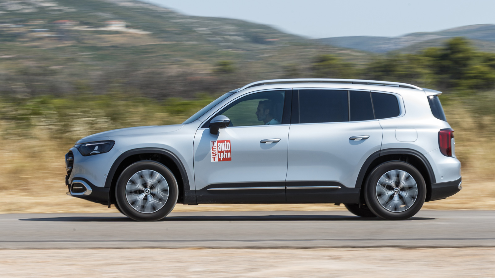 Η Mercedes GLB 200 Hybrid δείχνει φτιαγμένη για άνετη, premium καθημερινότητα, όχι για έντονες οδηγικές εξάρσεις, χωρίς αυτό να σημαίνει πως είναι πλαδαρή όταν αποφασίσει να πατήσεις παραπάνω το γκάζι Η Mercedes GLB 200 Hybrid δείχνει φτιαγμένη για άνετη, premium καθημερινότητα, όχι για έντονες οδηγικές εξάρσεις, χωρίς αυτό να σημαίνει πως είναι πλαδαρή όταν αποφασίσει να πατήσεις παραπάνω το γκάζι