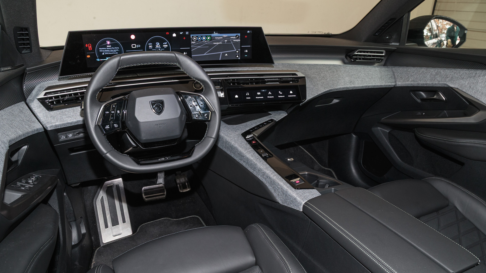 Ξεκάθαρη premium στόχευση στο εντυπωσιακό εσωτερικό με το νέο Panoramic i-Cockpit, όπου έχει πρωταγωνιστή την κυρτή οθόνη-πάνελ των 21 ιντσών. 