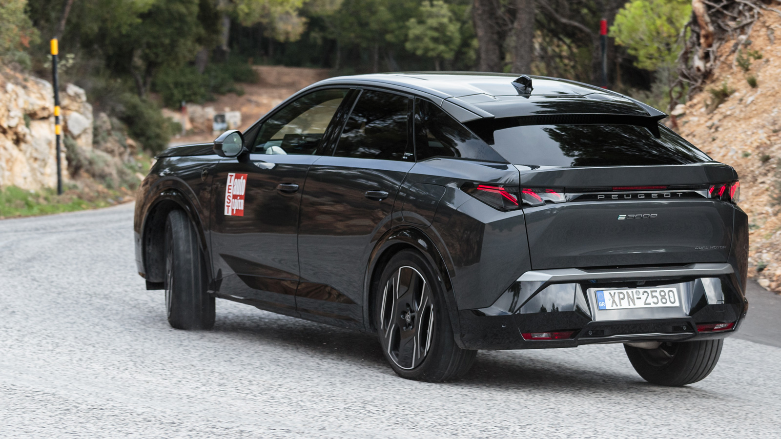 Παρά τους 2,4 τόνους, το κορυφαίο Peugeot e-3008 δείχνει πιο allegro από ό,τι περιμένεις στις απότομές αλλαγές πορείας.