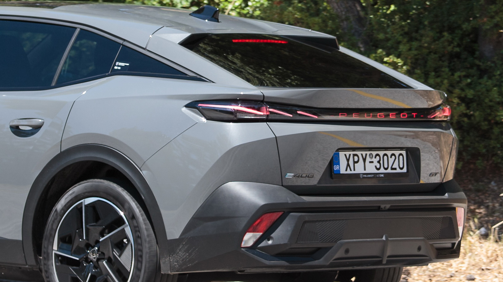 Εντυπωσιακό design για το Peugeot e-408, που τονίστηκε με τη νέα φωτεινή υπογραφή της μάρκας και τα φωτιζόμενο λογότυπα εμπρός και πίσω.