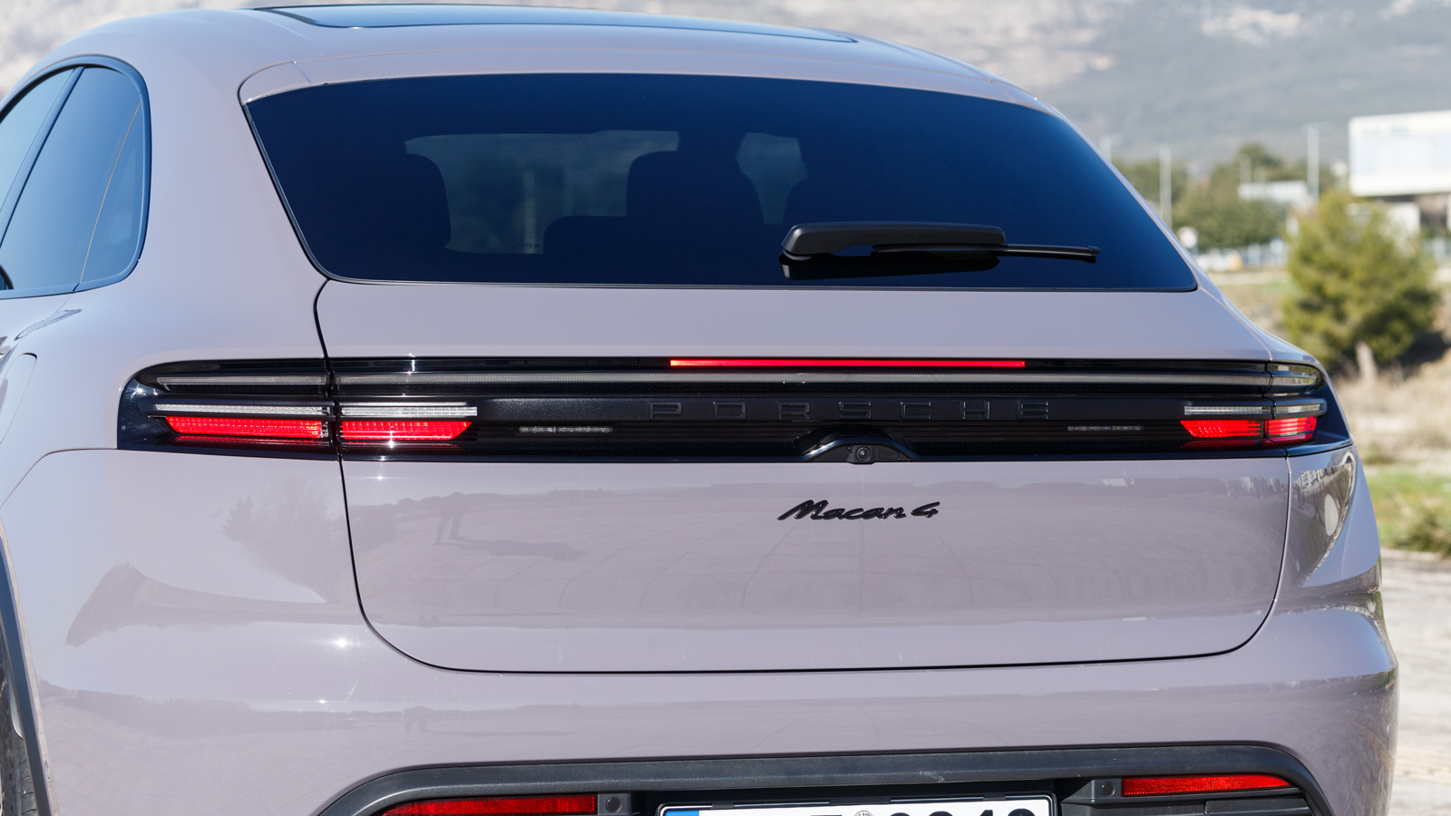 Σχεδιαστικά, η νέα  Porsche Macan παραμένει άμεσα αναγνωρίσιμη, αλλά σαφώς πιο μοντέρνα και δυναμική, κυρίως όμως εντυπωσιακά αεροδυναμική.