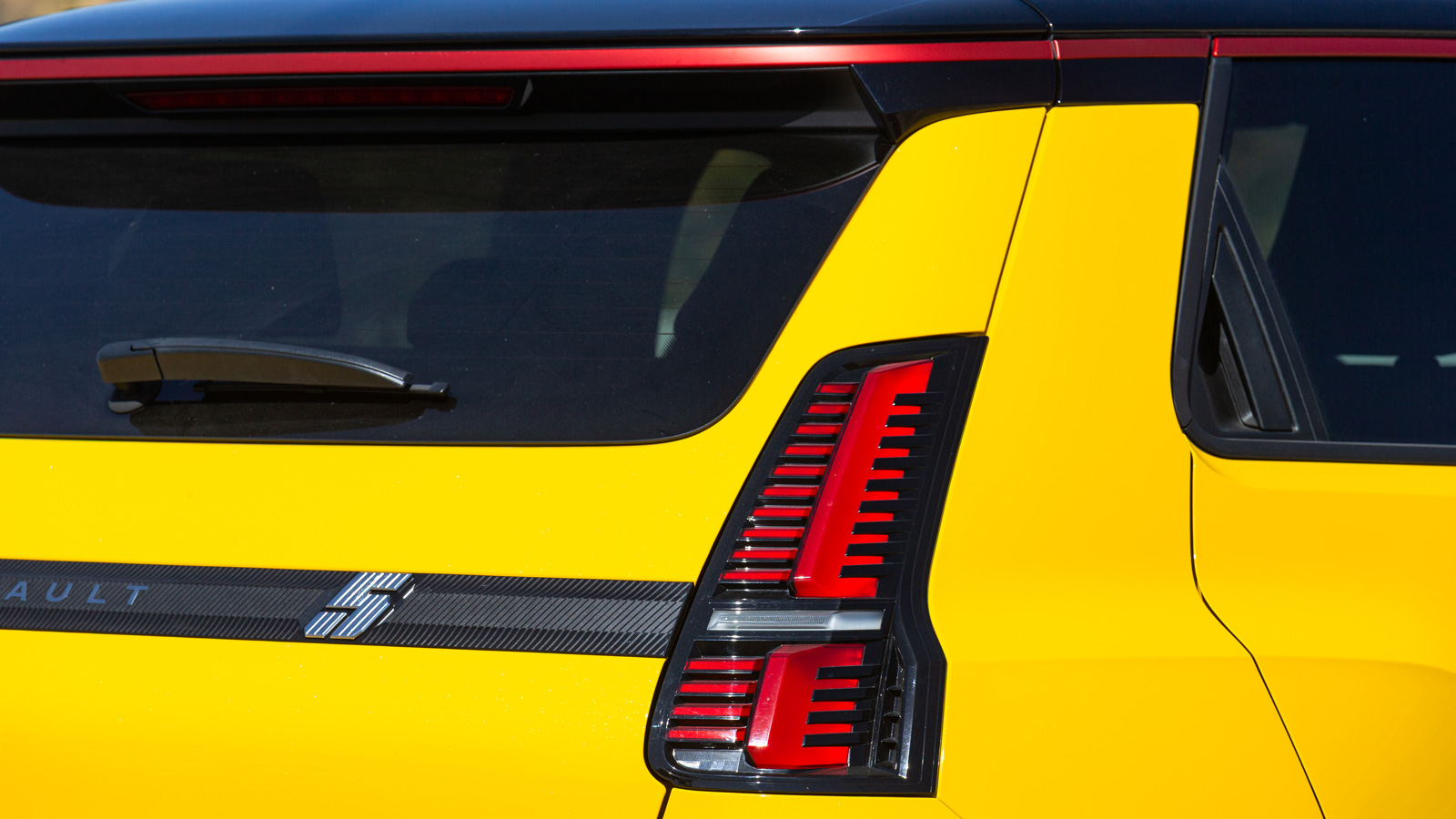 Το ηλεκτρικό Renault 5 E-Tech Electric είναι γεμάτο από αναφορές που τιμούν το στυλ του εμβληματικού προγόνου του προσαρμοσμένες όμως στο σήμερα και στην ηλεκτρική μετάβαση. Και αντικειμενικά δείχνει «κουκλί». Το ηλεκτρικό Renault 5 E-Tech Electric είναι γεμάτο από αναφορές που τιμούν το στυλ του εμβληματικού προγόνου του προσαρμοσμένες όμως στο σήμερα και στην ηλεκτρική μετάβαση. Και αντικειμενικά δείχνει «κουκλί».