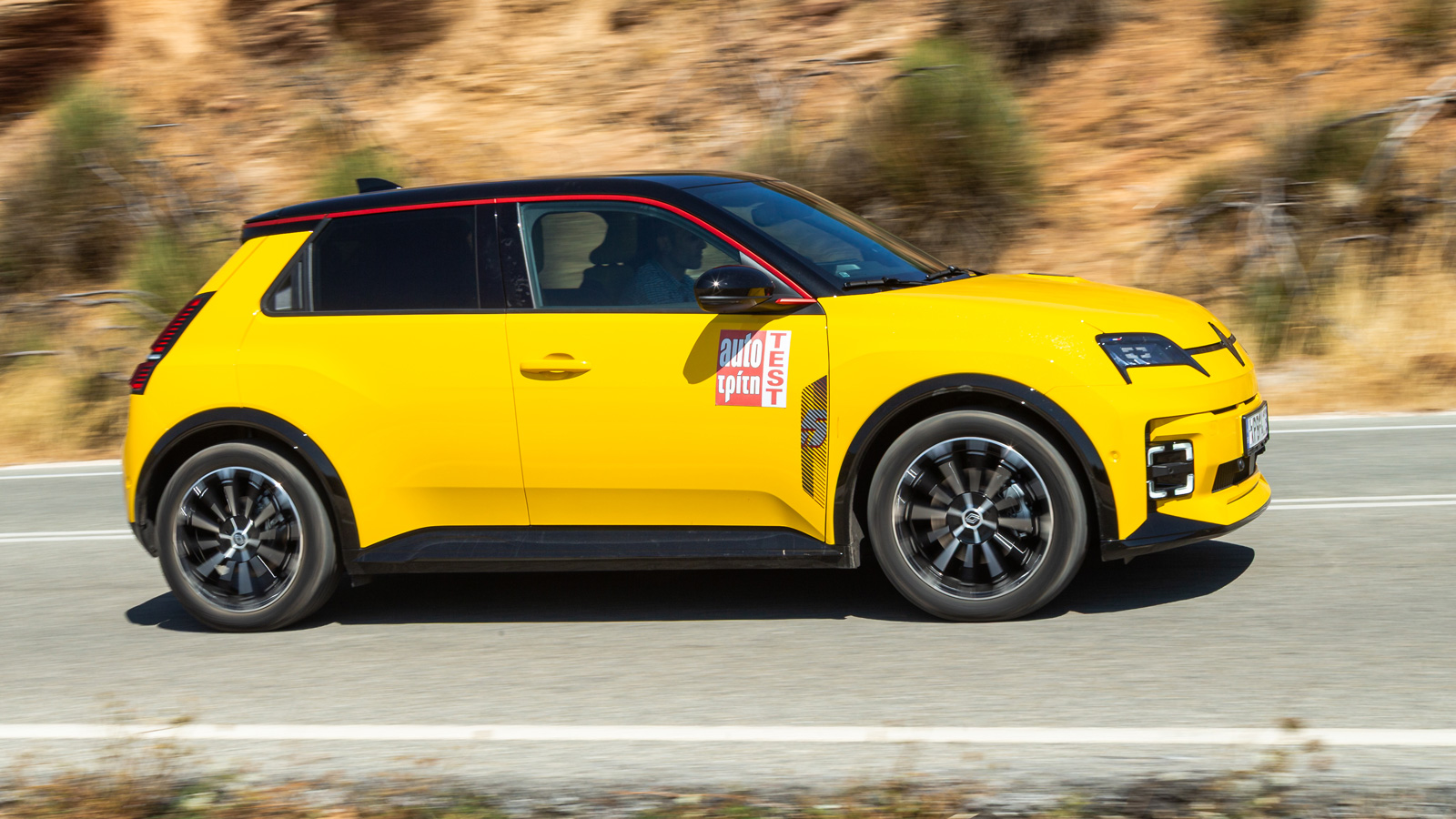 Το Renault 5 E-Tech με τα 150 ηλεκτρικά άλογα είναι ιδιαίτερα σβέλτο, αλλά και πολύ οικονομικό σε κατανάλωση ενέργειας. Οι μετρήσεις μας έδειξαν γύρω στις 14 kWh/100 χλμ.. Έτσι παρά τη μικρή μπαταρία,