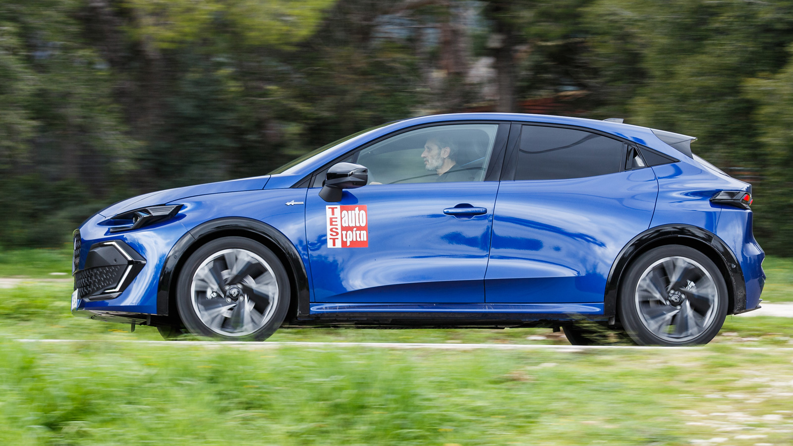 Το νέο υβριδικό σύστημα του Renault Clio αποδίδει 160 άλογα και συνδυάζει τις ζωηρές επιδόσεις με χαμηλή κατανάλωση σε μικτές συνθήκες (γύρω στα 5 λτ./100 χλμ.), μέσα στην πόλη δε, και χάρη στην ιδιαί