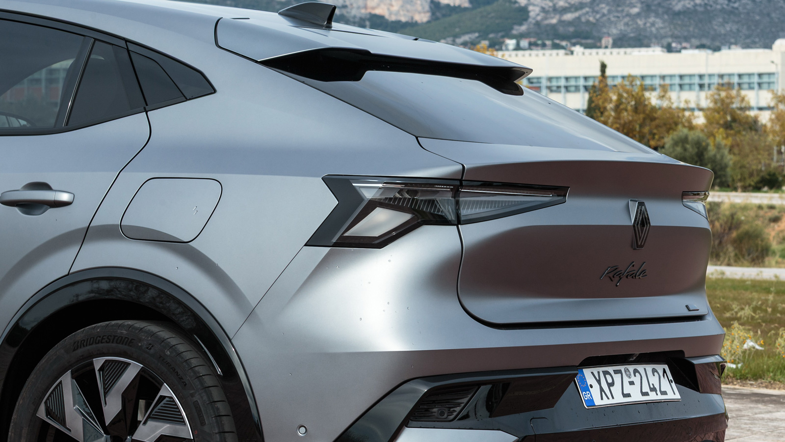 Το Renault Rafale ξεχωρίζει αμέσως με την coupe-SUV αισθητική και το αιχμηρό του design, στάνταρ οι ζάντες των 20 ιντσών.
