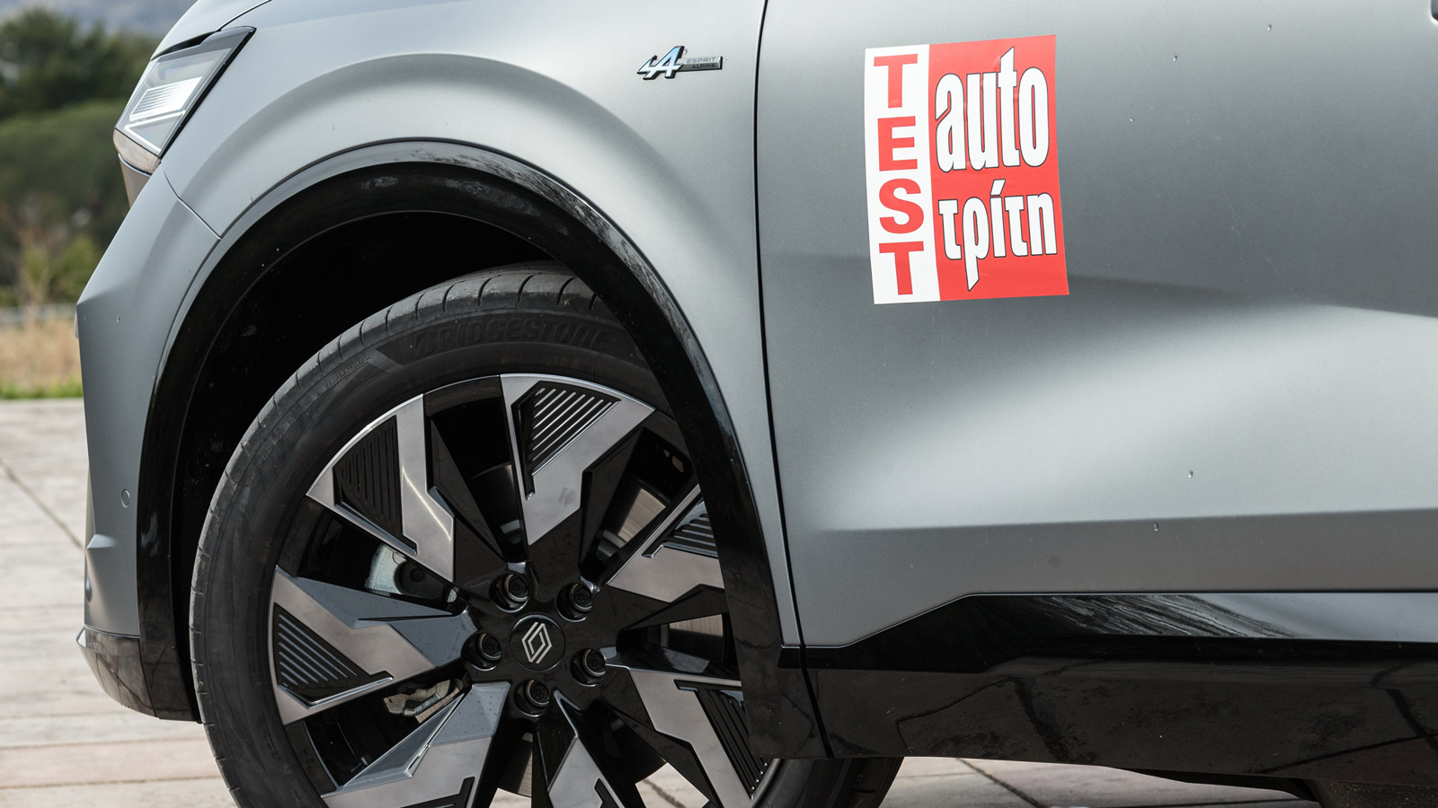 Το Renault Rafale ξεχωρίζει αμέσως με την coupe-SUV αισθητική και το αιχμηρό του design, στάνταρ οι ζάντες των 20 ιντσών.