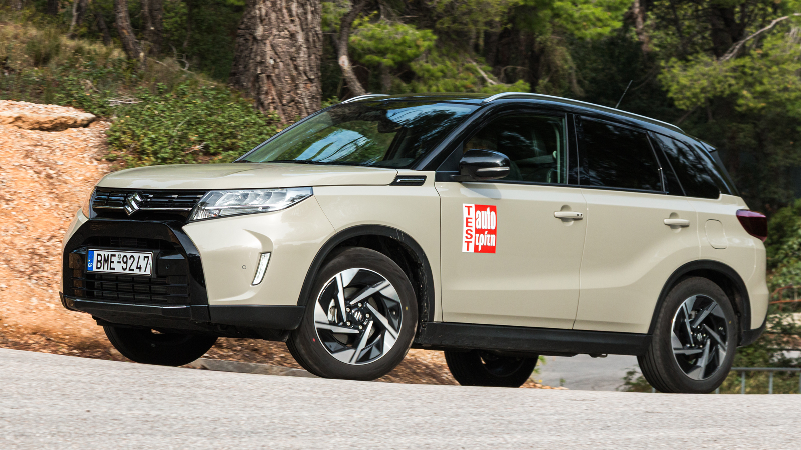 Σε πιο πιεσμένους ρυθμούς, όπως είναι λογικό «γέρνει» αρκετά, χωρίς ωστόσο αυτό να χαλάει την ασφαλή και προβλέψιμη οδική συμπεριφορά. Υπάρχει φυσικά και η βοήθεια από μια πλήρη σουίτα ηλεκτρονικών συ Σε πιο πιεσμένους ρυθμούς, όπως είναι λογικό «γέρνει» αρκετά, χωρίς ωστόσο αυτό να χαλάει την ασφαλή και προβλέψιμη οδική συμπεριφορά. Υπάρχει φυσικά και η βοήθεια από μια πλήρη σουίτα ηλεκτρονικών συ