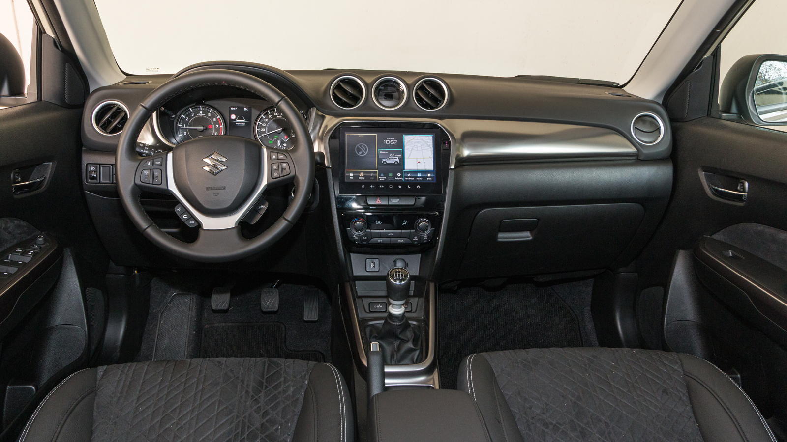 Το εσωτερικό του Suzuki Vitara μπορεί δείχνει τα χρονάκια του και να έχει μουντό διάκοσμο, ωστόσο είναι γεροδεμένο και στιβαρό. 