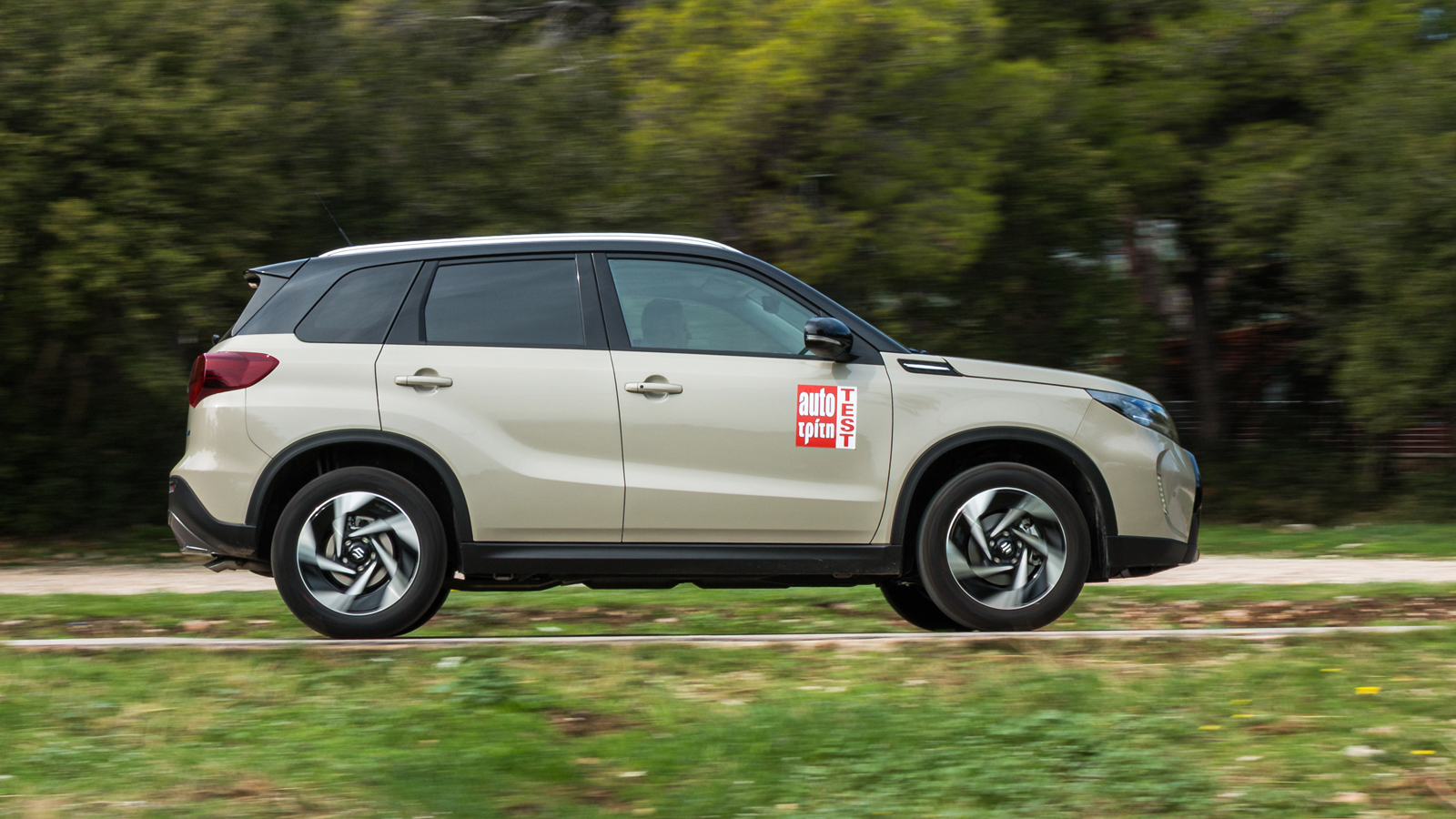 Τα περιθώρια πρόσφυσης είναι υψηλά οι αντιδράσεις προβλέψιμες και η μαλακή ανάρτηση κάνει τη δουλειά της απέναντι στις ανωμαλίες του δρόμου. Τα περιθώρια πρόσφυσης είναι υψηλά οι αντιδράσεις προβλέψιμες και η μαλακή ανάρτηση κάνει τη δουλειά της απέναντι στις ανωμαλίες του δρόμου.