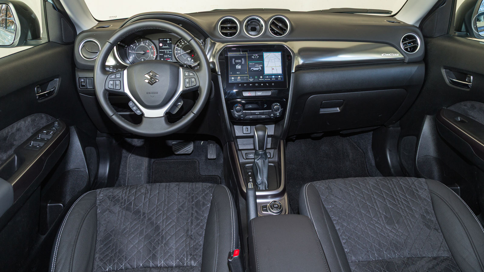 Το εσωτερικό του Suzuki Vitara υστερεί σε διάκοσμο και χώρους, είναι όμως γεροδεμένο και στιβαρό. 