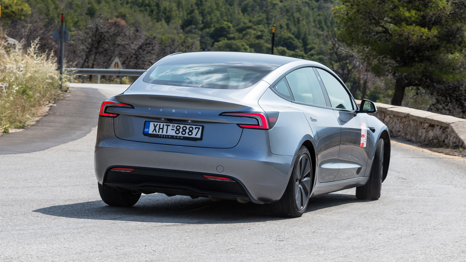 Η ανανέωση τόνισε το φουτουριστικό design του Tesla Model 3. 